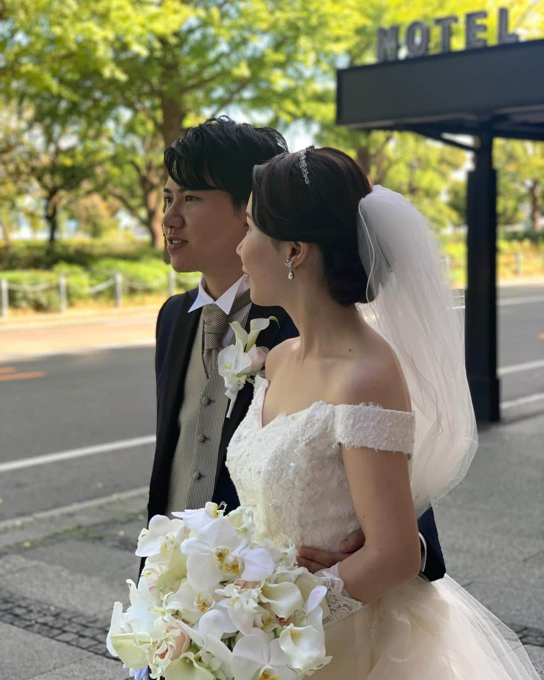 ウェディングヘアメイクルーチェさんのインスタグラム写真 - (ウェディングヘアメイクルーチェInstagram)「Today's wedding❤︎  今日はかわいい花嫁 harukaさんのwedding day   上品なドレスに合わせて ピッタリお似合いな ティアラでスタイリング✨  今日はビデオグラファーの ジンさんと一緒でチームワークもバッチリ @jin_withaffection  #ニューグランド花嫁  #ニューグランド  ✨ルーチェからのサンクスプレゼント✨  ルーチェにて 挙式ヘアメイクもしくは 撮影ヘアメイクをお申し込み花嫁さまへ  アクセサリー2点レンタル&新郎さまメイク をプレゼントさせていただきます。  ※2023年12月末までに お申し込み花嫁さま対象  お申し込み時に「フォロワープレゼント」と お知らせくださいね✨  ＊＊＊  #ブライダルヘアメイク #出張ヘアメイク#持ち込みヘアメイク#ウェディングヘアメイク#花嫁ヘアメイク#ウェディングヘア#花嫁ヘアスタイル#ヘアメイクリハーサル#ブレ花嫁 #花嫁美容#大人婚#大人花嫁#プレ花嫁」10月21日 22時44分 - wedding_luce