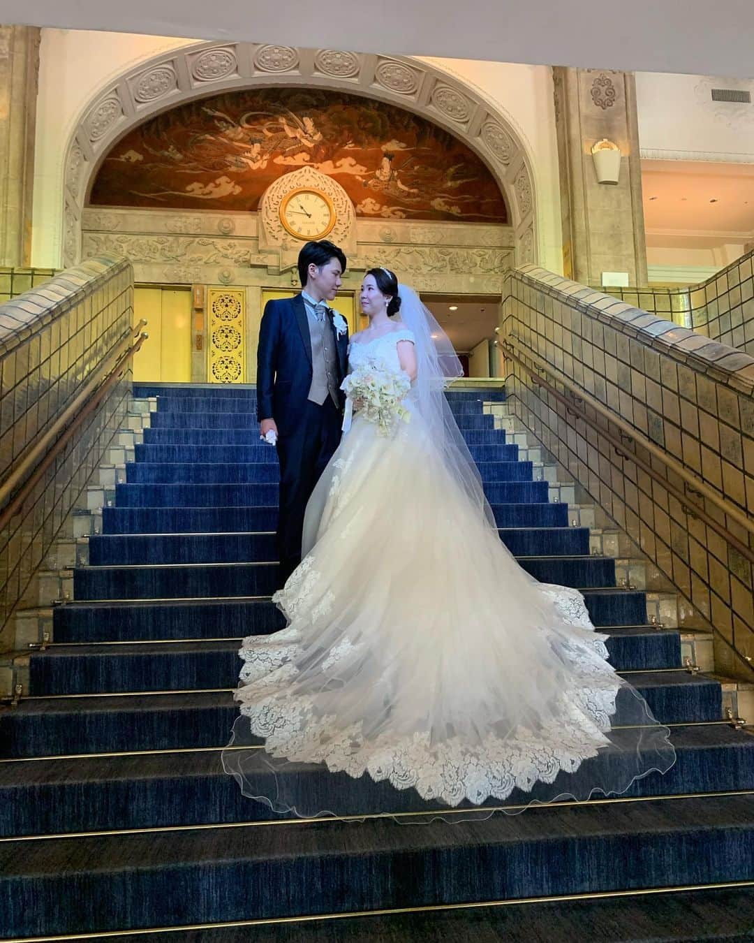 ウェディングヘアメイクルーチェさんのインスタグラム写真 - (ウェディングヘアメイクルーチェInstagram)「Today's wedding❤︎  今日はかわいい花嫁 harukaさんのwedding day   上品なドレスに合わせて ピッタリお似合いな ティアラでスタイリング✨  今日はビデオグラファーの ジンさんと一緒でチームワークもバッチリ @jin_withaffection  #ニューグランド花嫁  #ニューグランド  ✨ルーチェからのサンクスプレゼント✨  ルーチェにて 挙式ヘアメイクもしくは 撮影ヘアメイクをお申し込み花嫁さまへ  アクセサリー2点レンタル&新郎さまメイク をプレゼントさせていただきます。  ※2023年12月末までに お申し込み花嫁さま対象  お申し込み時に「フォロワープレゼント」と お知らせくださいね✨  ＊＊＊  #ブライダルヘアメイク #出張ヘアメイク#持ち込みヘアメイク#ウェディングヘアメイク#花嫁ヘアメイク#ウェディングヘア#花嫁ヘアスタイル#ヘアメイクリハーサル#ブレ花嫁 #花嫁美容#大人婚#大人花嫁#プレ花嫁」10月21日 22時44分 - wedding_luce