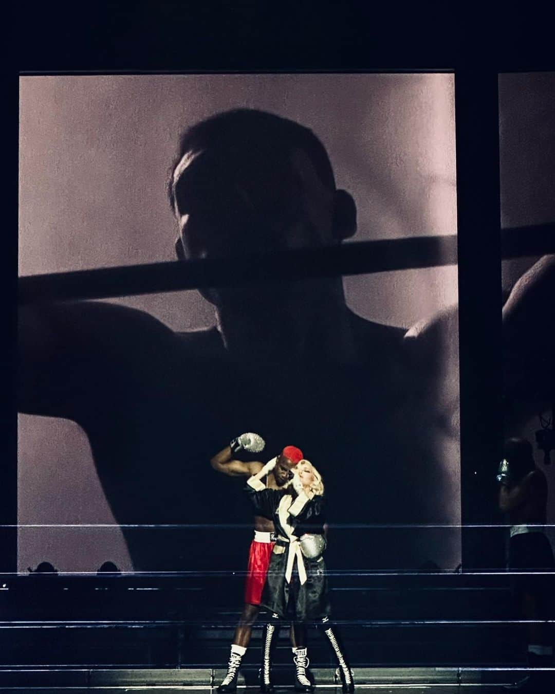 マドンナさんのインスタグラム写真 - (マドンナInstagram)「London was a Knock Out 🥊🥊🥊🥊. 4 unforgettable evenings!  Thank you for your  Warm Welcome! 🇬🇧♥️ #madonnacelebrationtour」10月21日 22時44分 - madonna