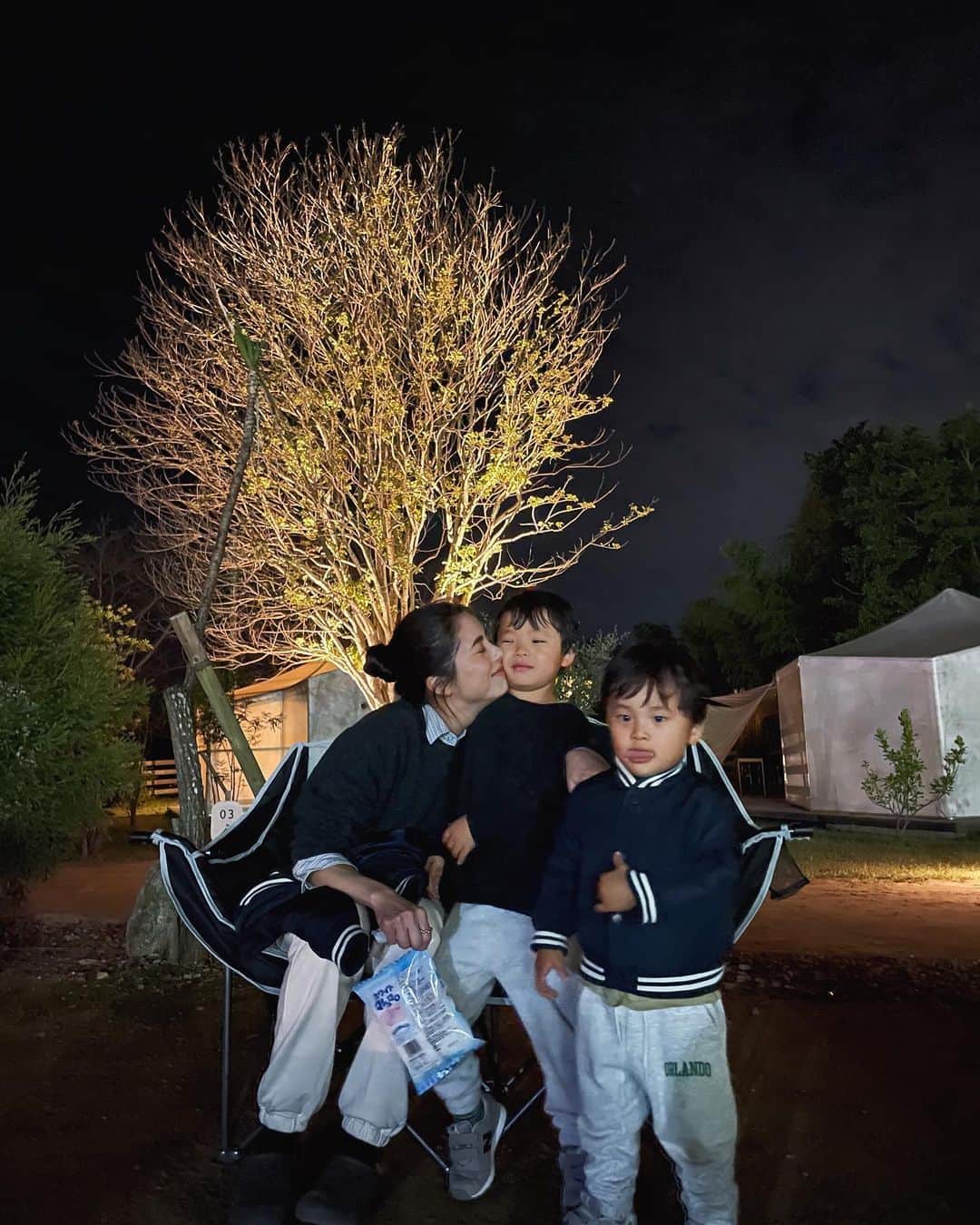 Yuki Ide | 井手 祐来さんのインスタグラム写真 - (Yuki Ide | 井手 祐来Instagram)「夜はキャンプファイヤーもあって 自分でマシュマロも焼いて楽しめた 長男くんはキャンプでマシュマロを焼くのがずっとしたかったみたいで スーパーでマシュマロ買っていったけど、ちゃんと用意してあったから使いませんでした🥹笑 外で飲む朝のコーヒーは最高だったな☕️」10月21日 22時44分 - yukikokubu
