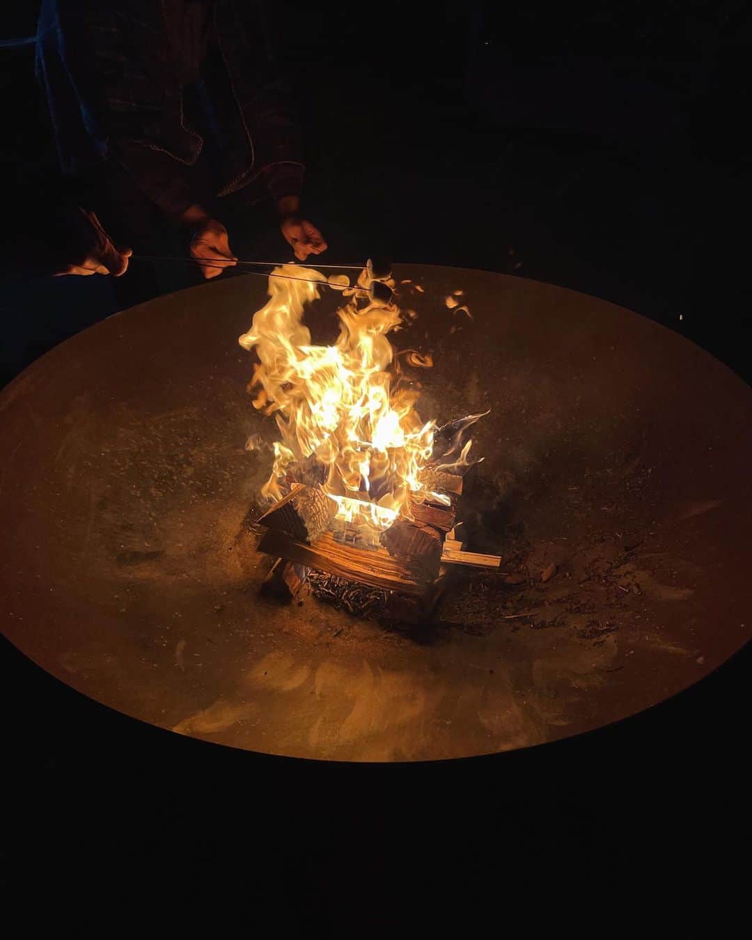 Yuki Ide | 井手 祐来さんのインスタグラム写真 - (Yuki Ide | 井手 祐来Instagram)「夜はキャンプファイヤーもあって 自分でマシュマロも焼いて楽しめた 長男くんはキャンプでマシュマロを焼くのがずっとしたかったみたいで スーパーでマシュマロ買っていったけど、ちゃんと用意してあったから使いませんでした🥹笑 外で飲む朝のコーヒーは最高だったな☕️」10月21日 22時44分 - yukikokubu
