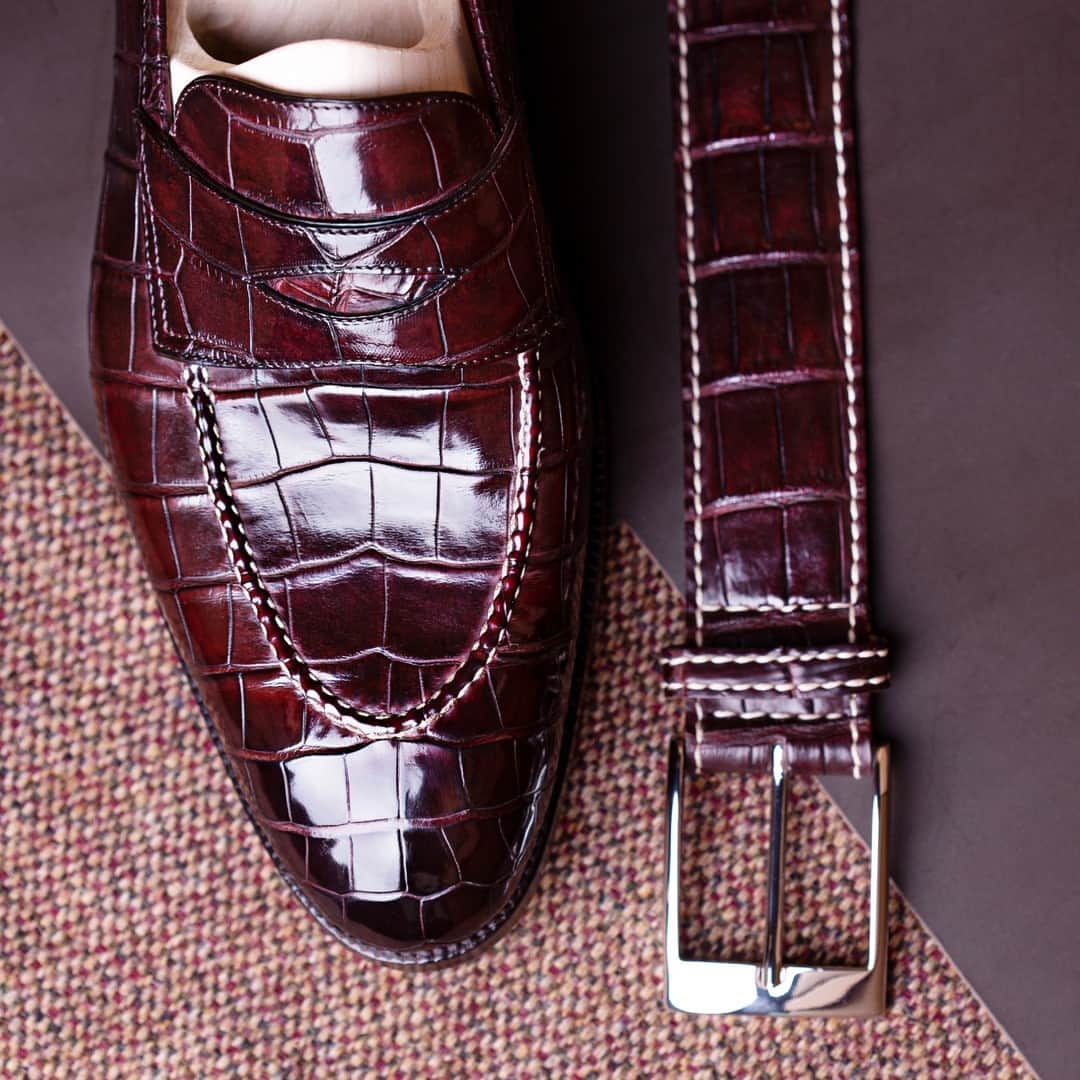のインスタグラム：「Cut from fine leathers, finished with nickel buckles that are handcrafted by a small Italian family workshop, and assembled by our own artisans, our belts are made to match our shoes - ensuring that you can buckle up with confidence in quality and style!⁣ #shoes #handmadeshoes #madetoorder #mtoshoes #bespokeshoes #handwelted #shoeporn #madebyhand #shoestagram #agentlemanschoice #onlyforgentlemen」