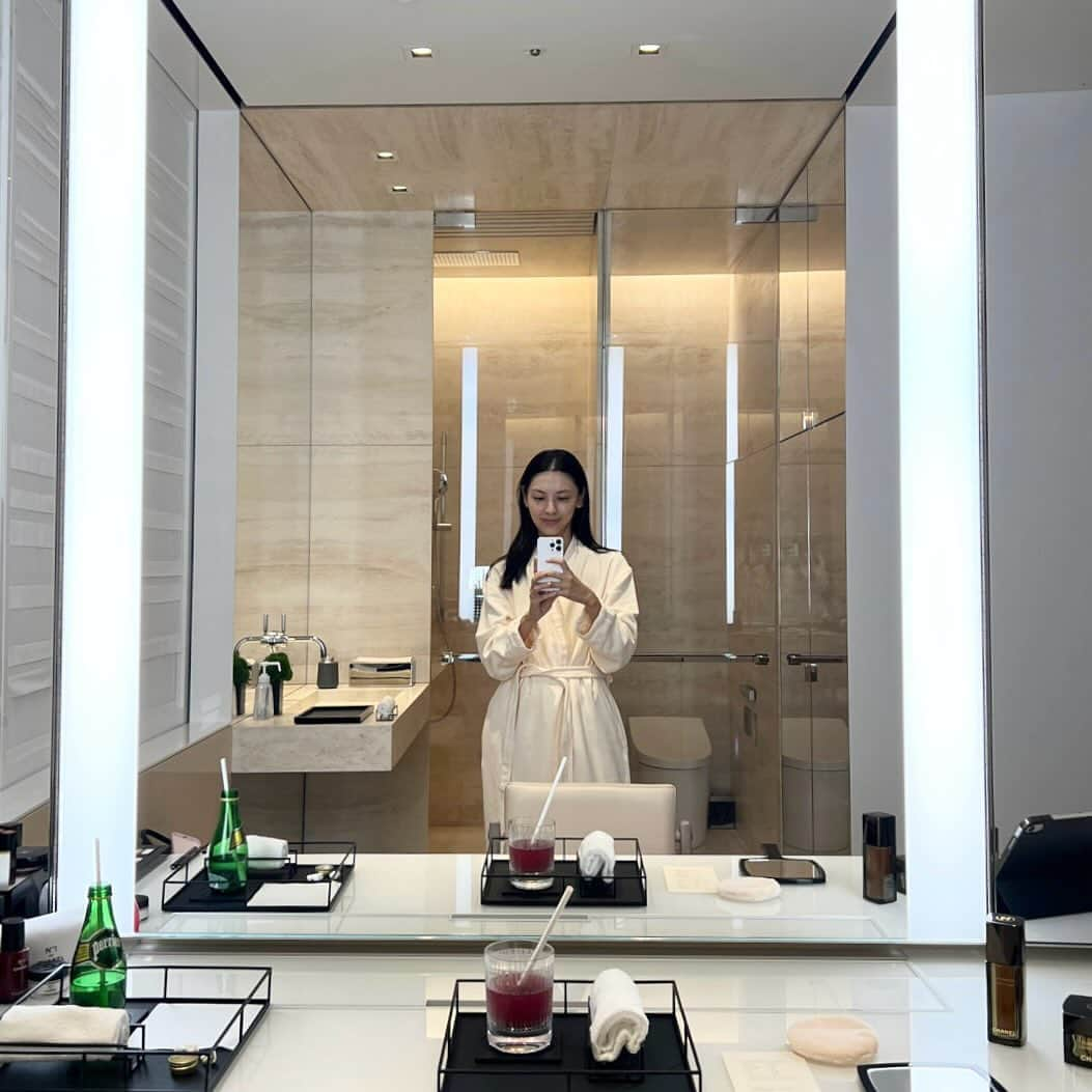 申真衣さんのインスタグラム写真 - (申真衣Instagram)「CHANEL LE SALON BEAUTÉ でサブリマージュ レゼクストレを体験しました🧖🏻‍♀️ 最高エイジングケア サブリマージュ レクストレをたっぷり使って頂き🥹ぴかぴかな肌で、心まで元気に✨  #PR #CHANEL」10月21日 22時48分 - shinmai0728