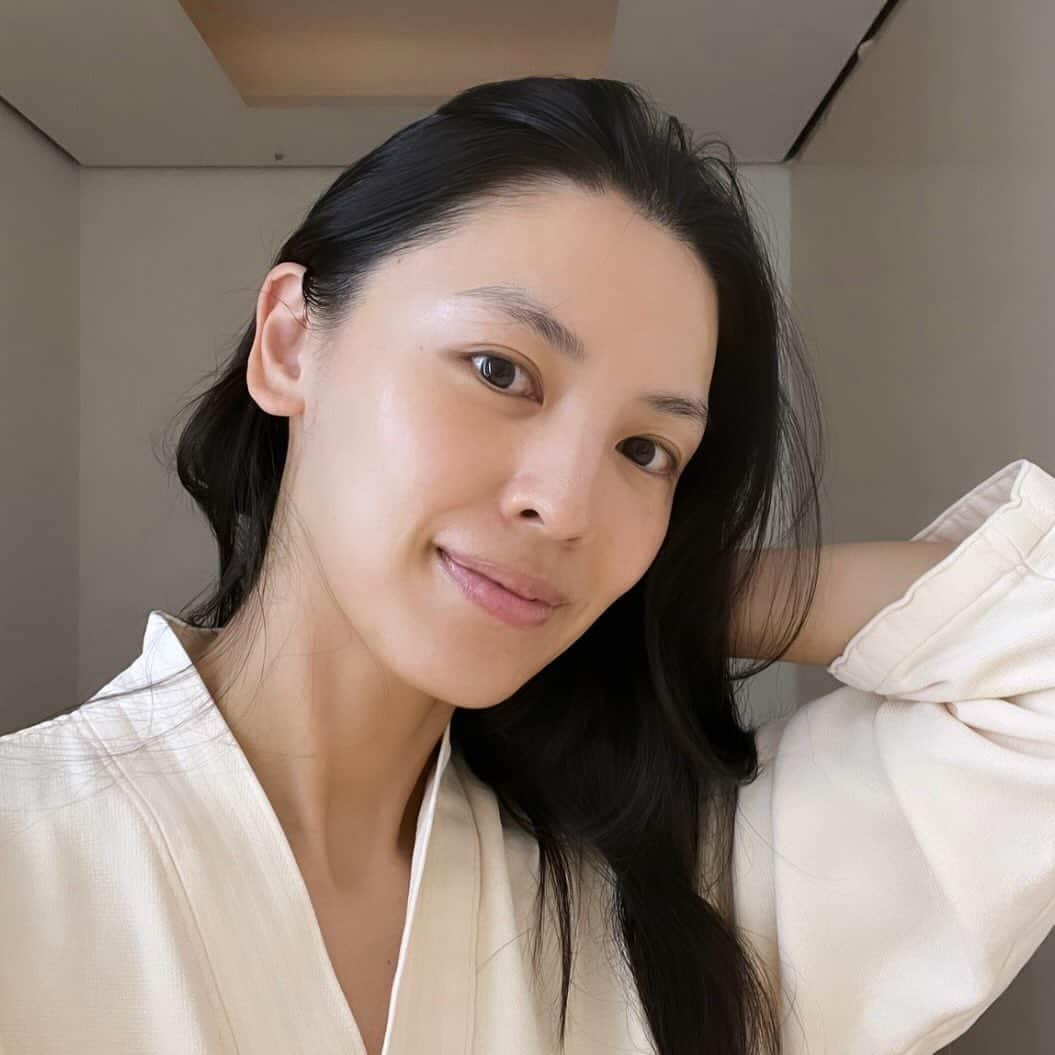 申真衣のインスタグラム：「CHANEL LE SALON BEAUTÉ でサブリマージュ レゼクストレを体験しました🧖🏻‍♀️ 最高エイジングケア サブリマージュ レクストレをたっぷり使って頂き🥹ぴかぴかな肌で、心まで元気に✨  #PR #CHANEL」