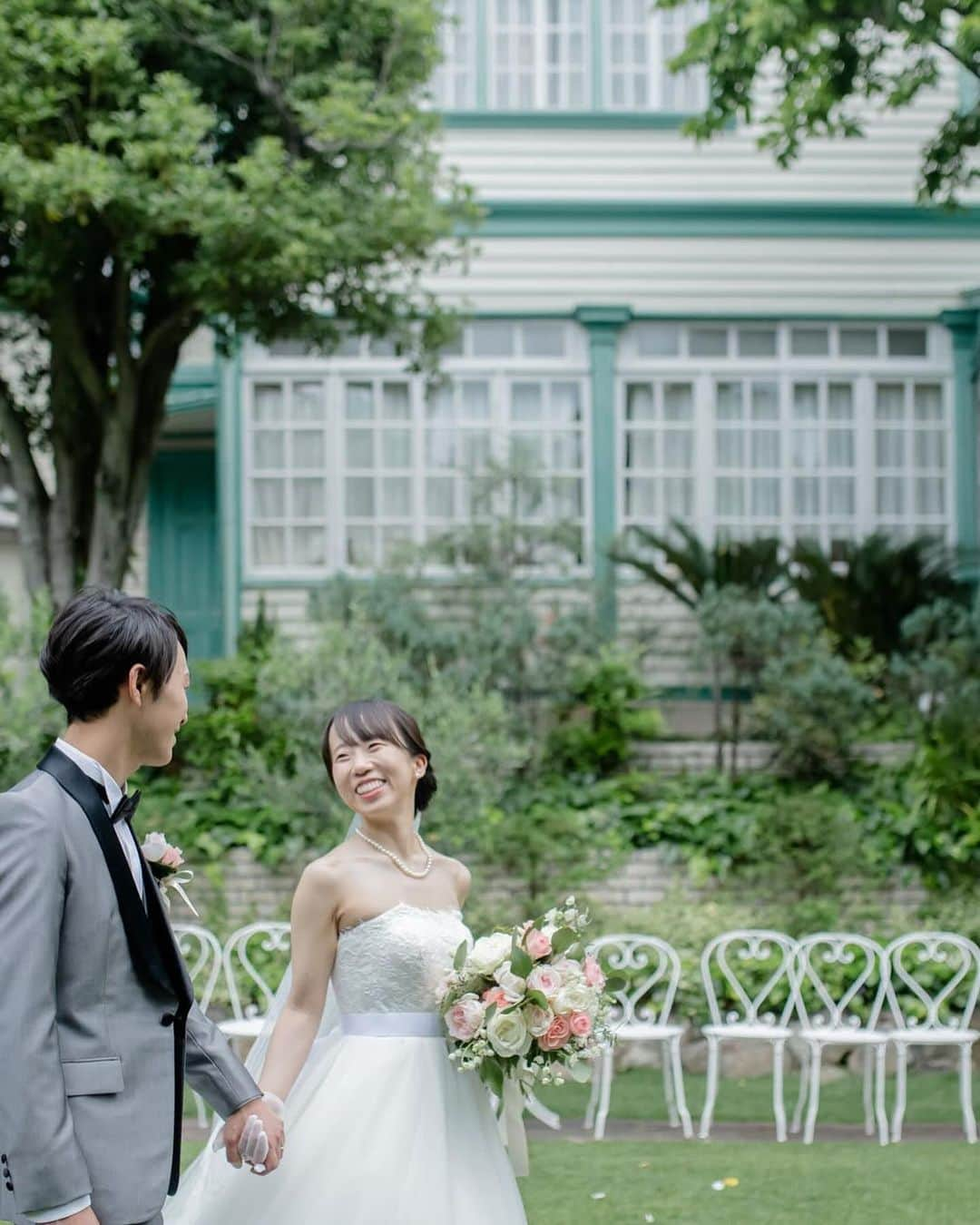 神戸北野サッスーン邸さんのインスタグラム写真 - (神戸北野サッスーン邸Instagram)「・ @sassoon_weddingplace ＊ ・ ・ first meetで新郎さまへお手紙を💌 ・ ・ 特別な日に読むお手紙はお互いにとってきっと一生忘れられない思い出になりますね ・ ・ 実は、ご新婦さまのお姉様も数年前にここ、サッスーン邸でお式をしてくださったんです✨😭 ・ ・ 嬉しいご縁が繋がってサッスーン邸でお手伝いができたことを本当に嬉しく思います💎 ・ ・ ・ Produce by   ＊Misaki Kubo＊ ・ ・ ・  #サッスーン花嫁 #ブライダルフェア #サッスーン邸 #神戸北野サッスーン邸 #神戸結婚式 #北野結婚式 #北野異人館 #関西結婚式場  #貸切ウエディング #アットホームウェディング #異人館ウェディング #神戸前撮り #歴史的建造物 #アンティークウェディング #邸宅ウェディング #ガーデンウェディング #北野異人館 #おしゃれ花嫁 #少人数ウエディング #ゲストハウスウェディング#家族婚 #フォトウェディング神戸 #ガーデン」10月21日 22時48分 - sassoon_weddingplace