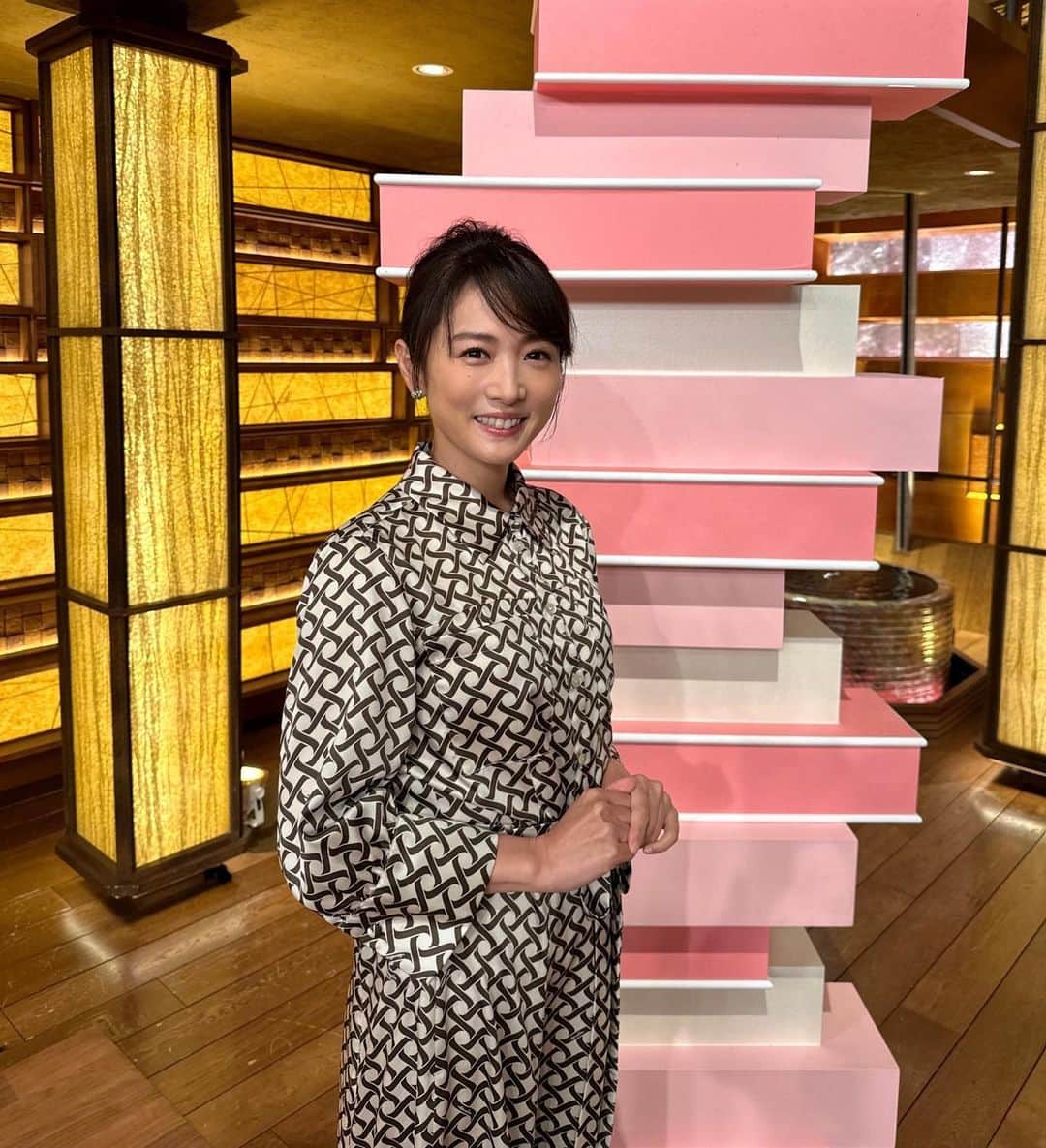 高島彩のインスタグラム：「2023年10月18日 #サタデーステーション  ヘアメイク @h.m.s.mika   ワンピース @marella_japan  #高島彩」