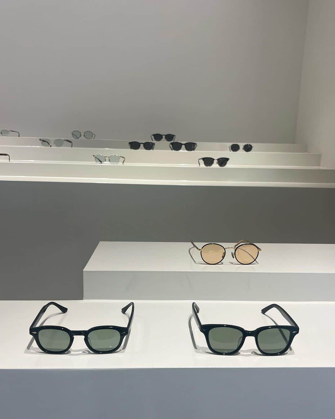 Ayaさんのインスタグラム写真 - (AyaInstagram)「new🕶🤍 @nochinooptical   日本人の顔に合ったズレないメガネ👓 こんなにフィットしたのは初めてで感動🥹 そして軽い！！！ 最後に調整もしてもらった😍 沢山もう毎日使う🕶  紫外線を浴びるとレンズカラーが変化する #調光レンズ もすごい！お洒落✨動画みてね！  #サングラス#ノチノオプティカル#nochinooptical #メガネ#ママコーデ#ママファッション#outfit」10月21日 22時49分 - aya__fit