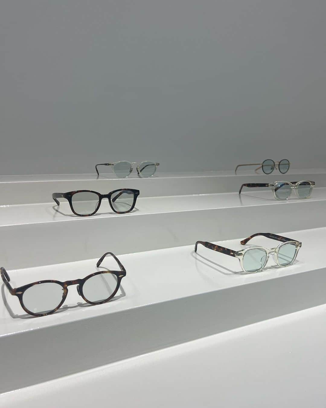 Ayaさんのインスタグラム写真 - (AyaInstagram)「new🕶🤍 @nochinooptical   日本人の顔に合ったズレないメガネ👓 こんなにフィットしたのは初めてで感動🥹 そして軽い！！！ 最後に調整もしてもらった😍 沢山もう毎日使う🕶  紫外線を浴びるとレンズカラーが変化する #調光レンズ もすごい！お洒落✨動画みてね！  #サングラス#ノチノオプティカル#nochinooptical #メガネ#ママコーデ#ママファッション#outfit」10月21日 22時49分 - aya__fit