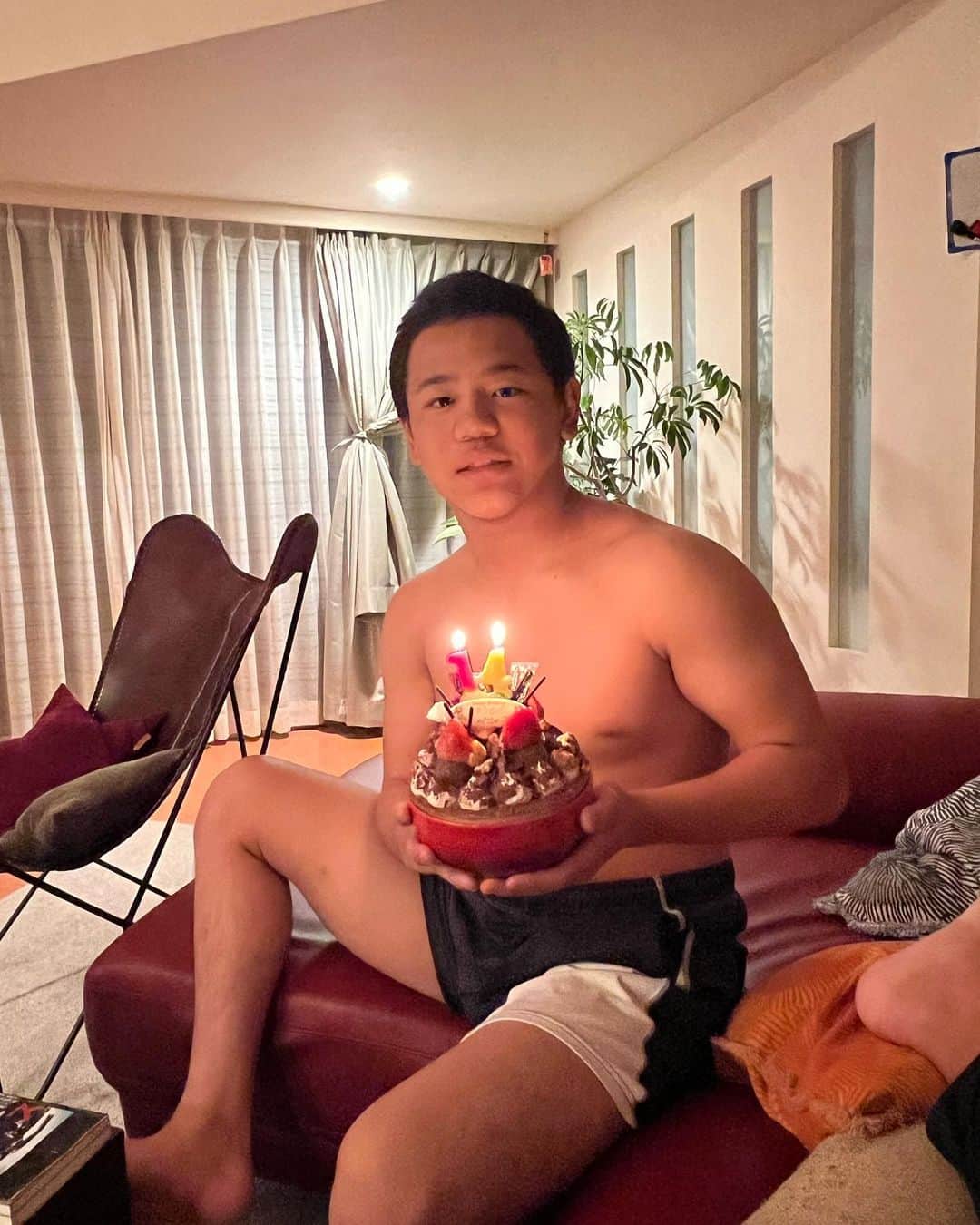 永田裕志さんのインスタグラム写真 - (永田裕志Instagram)「本日10月21日は息子裕生の14歳の誕生日でした。  多摩川沿いは花火大会のため、人が溢れていたので自宅にて家族でお祝いしました。  昨年よりも身体が逞しくなった息子を見て、親としてとても嬉しく思えました。  まだまだ高い目標を持って、レスリングや勉強を頑張って欲しいものです。  #永田裕生  #永田裕志 #レスリング  #njpw」10月21日 22時50分 - yuji_nagata