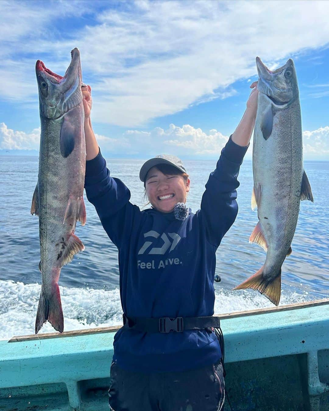 富士村彩花さんのインスタグラム写真 - (富士村彩花Instagram)「・ ⁡ というわけで✨ ⁡ みなさん、新しいDAIWA船最前線動画「アキアジを満喫！北海道 船釣りの魅力に迫る in 網走沖」もう見ていただけましたか？☺️✨ ⁡ ⁡ 今回は、同じ北海道（斜里郡）出身のDAIWA SFA 千葉百々絵ちゃんと一緒に行ってきました🎵 同じ北海道生まれでも私が生まれ育った千歳市と斜里郡では約350kmも離れているので、こうして並んで釣りしている巡り合わせがとても不思議だし、また嬉しく思いました😌✨ ⁡ ⁡ さて、北海道にお住まいでない方はアキアジ（鮭）釣りのイメージが湧きにくいかもしれないですが… アキアジは生命力に溢れる魚。泳力がとても強く、かなり引いてくれるのでファイトも楽しいです😁✨ ⁡ イメージでいうと･･･う〜ん？ ⁡ 突っ込み方はカンパチみたいにパワフル 引きは青物っぽくもあり 食い上げのスピードはタチウオ以上 時にはシイラのように水面ジャンプ ⁡ という、フルコースが楽しめちゃいます🎵 ⁡ ⁡ 想像するだけで面白そうでしょ⁉️😆 ⁡ ⁡ 来年はぜひ！ 皆さんもチャレンジしてみてください✨ 船でのアキアジ釣りは【 9/1〜9/30までの期間限定 】ですので、ご予約はお早めに🎵 ⁡ ⁡ ————————————— ⁡ 富士村 使用タックル ⁡ 【ロッド】リーディング ネライ HH-200 【リール】シーボーグ 400J 【道糸】5号300m ⁡ ————————————— ⁡ ⁡ #釣りガール  #釣り女子  #釣りたガール  #釣りモデル  #釣り女  #道産子アングラー  #釣り好き  #船釣り  #海釣り  #釣りが好き #オフショア #釣り好きと繋がりたい #釣り好きな人と繋がりたい  #fishinggirl #DAIWA #ダイワ #船チーム #FUNETEAM #船最前線 #DAIWA船最前線 #富士村彩花 #千葉百々絵 #アキアジ #鮭 #サケ #アキアジ釣り #PR」10月21日 22時52分 - ayaka.prestige