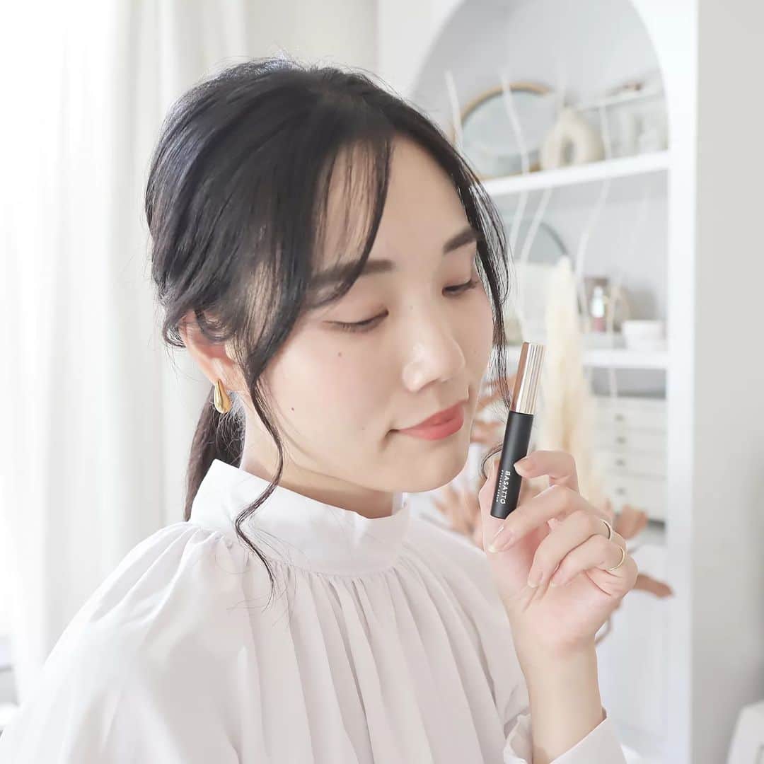 のインスタグラム：「【BASATTO EYELASH SERUM】 · 先日まつ毛パーマをしたので ケアも合わせてしてます👀✨ @basatto_official · 効果のあるまつ毛美容液って色素沈着しやすいイメージあったけど、 こちらのバサットは色素沈着ゼロを目指した低刺激処方なの。 ヒト幹細胞培養液の中でも成長因子を多く含む、 高品質な「歯髄由来」成分が 贅沢に全体の10％も配合されてるそう。 ※ヒト歯髄幹細胞順化培養液(保湿成分) · ちなみに、まつ毛だけでなく 眉毛や髪の生え際にも使えるよ！ チップタイプだから塗りやすい👌 · · #PR#BASATTO #バサット #まつ毛美容液 #ラッシュセラム #コスメレポ #垢抜けメイク#アイケア #目元美人 #束感まつ毛#おうち美容 #美容 #商品紹介 #コスメ好きな人と繋がりたい #まつ毛 #マツエク#まつげパーマ」
