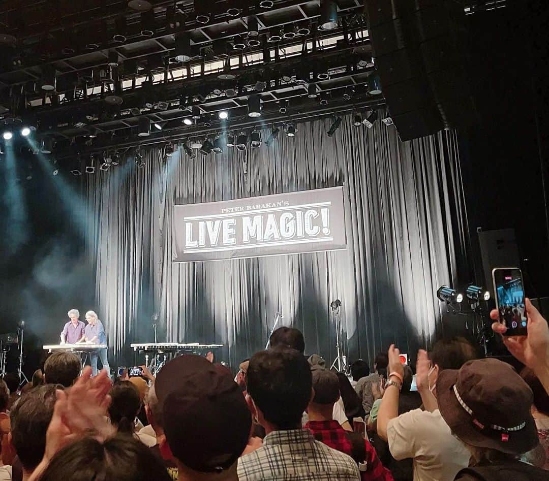 柴田幸子さんのインスタグラム写真 - (柴田幸子Instagram)「今年も＼LIVE MAGIC!／🎼  バラカンさんが監修する音楽フェス LIVE MAGIC!の初日〜🫧  本日うしろに2本取材入ってたので🗓️ 頭30分だけ、、、 ちょこっと覗かせていただいたのですが  大大大盛況〜！！！🙌🏻✨  Oreka TXの奏でる バスク地方の打楽器"チャラパルタ"の音色に めちゃめちゃ癒されました😌👍🏻  元ちとせさんや 以前ゲストにお越しくださった 民謡クルセーダーズのステージも 見たかったのだけど、、、  30分のみという。笑  開演前に楽屋に伺って バラカンさんご夫妻にご挨拶もできたし フードエリアで美味しいものも堪能できたしで そっと会場を後にしようとした所  「しばさちさんですよね！」とお声かけられ、、、  その方の正体が2枚目のお写真です♡  なんと！！！ ウェザーニューズの香山さん！！！😍笑  「香山です！」と言われても暫くピンとこず、、笑 （1mmもここでお会いできると思ってない方だから😂） まさかまさかの初対面となりました🤣🙌🏻  なんでも旦那さんがバラカンさんの 大ファンなんだそーです♡  色々お話したいことがあるのに 次の現場が、、、笑  ということで いつかゆっくりご飯でも行きたいなぁ😌  その後は音楽からガラッと変わって スポーツの現場へ！  ▶︎＠国立⚽️ からの ▶︎＠本厚木🤾🏻‍♀️  また改めてアップ🆙しますー☝🏻  帰りにgym。4kmだけRun🏃🏻‍♀️💨  #アナウンサー #フリーアナウンサー #radio #ラジオ #フェス #live #livemusic  ・ ・」10月21日 22時57分 - shibata_sachiko