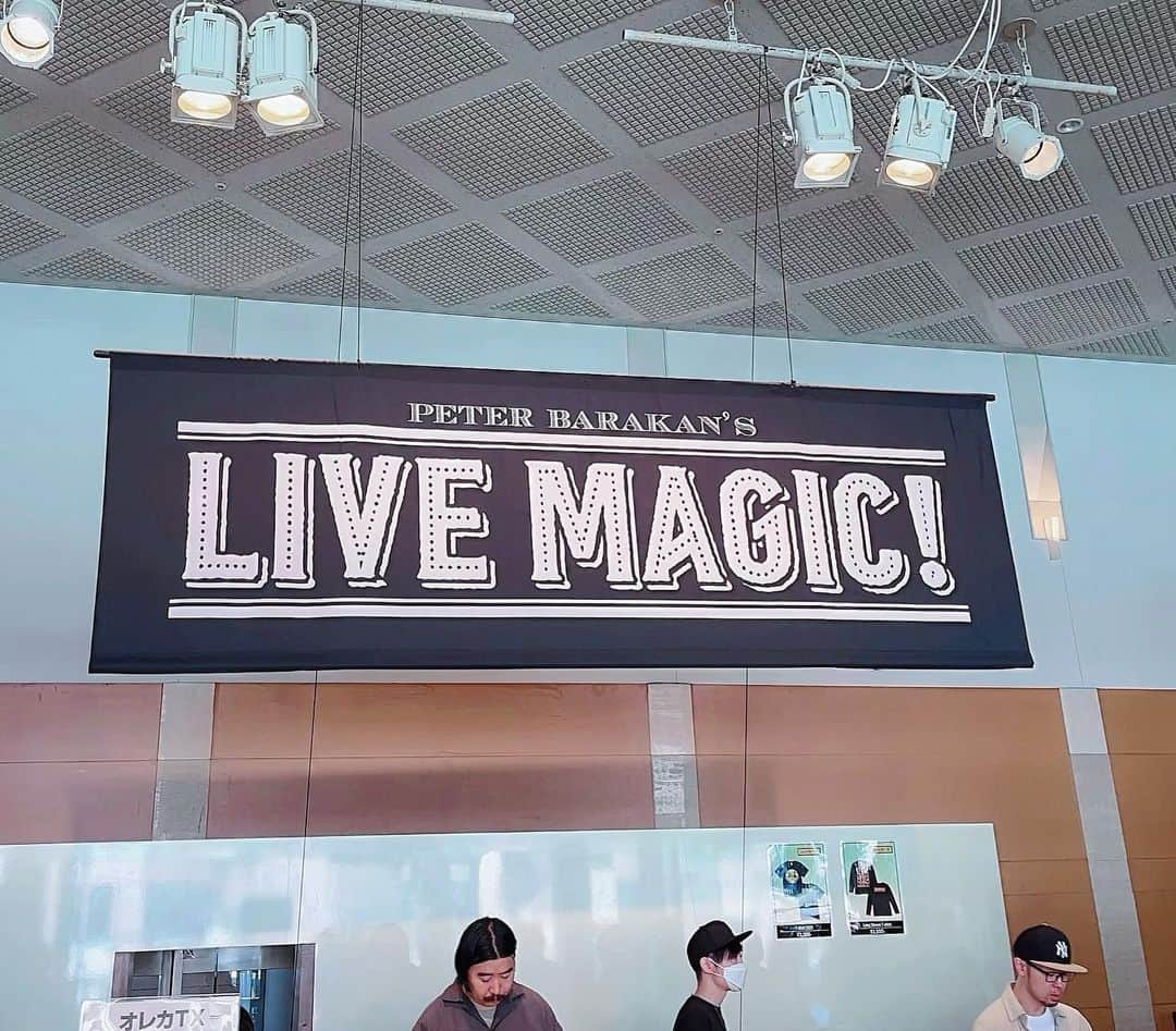 柴田幸子さんのインスタグラム写真 - (柴田幸子Instagram)「今年も＼LIVE MAGIC!／🎼  バラカンさんが監修する音楽フェス LIVE MAGIC!の初日〜🫧  本日うしろに2本取材入ってたので🗓️ 頭30分だけ、、、 ちょこっと覗かせていただいたのですが  大大大盛況〜！！！🙌🏻✨  Oreka TXの奏でる バスク地方の打楽器"チャラパルタ"の音色に めちゃめちゃ癒されました😌👍🏻  元ちとせさんや 以前ゲストにお越しくださった 民謡クルセーダーズのステージも 見たかったのだけど、、、  30分のみという。笑  開演前に楽屋に伺って バラカンさんご夫妻にご挨拶もできたし フードエリアで美味しいものも堪能できたしで そっと会場を後にしようとした所  「しばさちさんですよね！」とお声かけられ、、、  その方の正体が2枚目のお写真です♡  なんと！！！ ウェザーニューズの香山さん！！！😍笑  「香山です！」と言われても暫くピンとこず、、笑 （1mmもここでお会いできると思ってない方だから😂） まさかまさかの初対面となりました🤣🙌🏻  なんでも旦那さんがバラカンさんの 大ファンなんだそーです♡  色々お話したいことがあるのに 次の現場が、、、笑  ということで いつかゆっくりご飯でも行きたいなぁ😌  その後は音楽からガラッと変わって スポーツの現場へ！  ▶︎＠国立⚽️ からの ▶︎＠本厚木🤾🏻‍♀️  また改めてアップ🆙しますー☝🏻  帰りにgym。4kmだけRun🏃🏻‍♀️💨  #アナウンサー #フリーアナウンサー #radio #ラジオ #フェス #live #livemusic  ・ ・」10月21日 22時57分 - shibata_sachiko