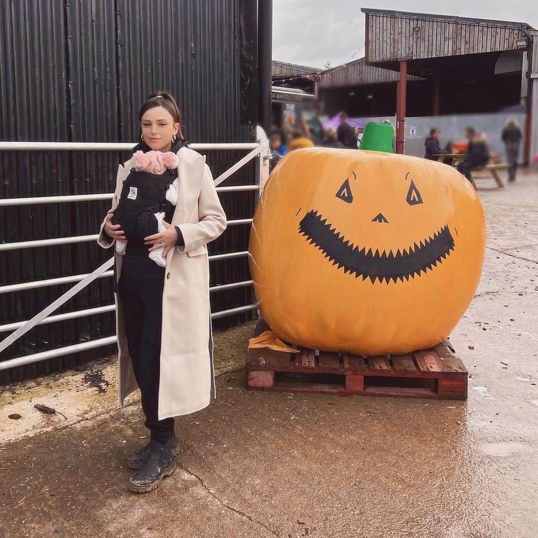 シェール・ロイドのインスタグラム：「🎃 Pumpkin picking with my favourite people in the world ♥️」