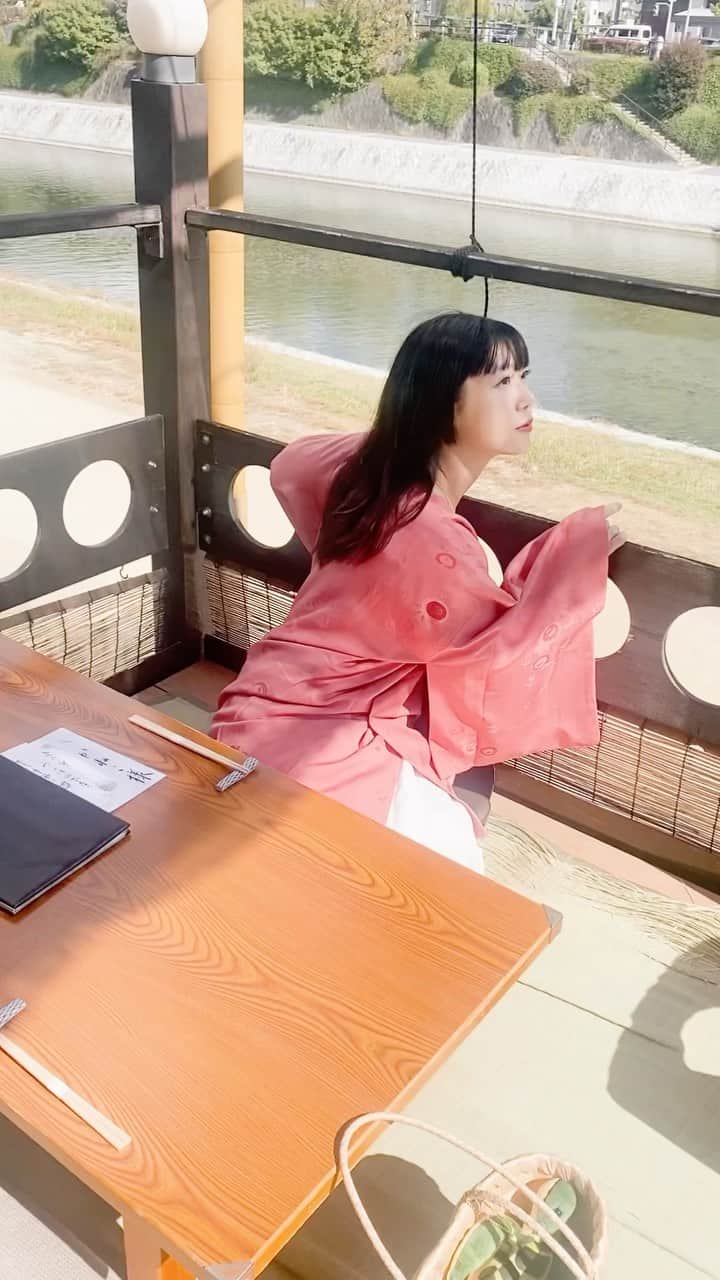 永原真夏のインスタグラム：「Musicalium Tour京都公演の翌日は、トップヲタのkちゃんが発売を祝して川床ランチに連れて行ってくれました。嬉しかったなあ、大人になってもたくさん遊ぼうね🤍🪽」