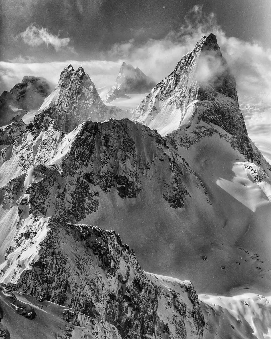 ジミー・チンのインスタグラム：「Winter alpine glory.  Bugaboo Spire.  @thenorthface」