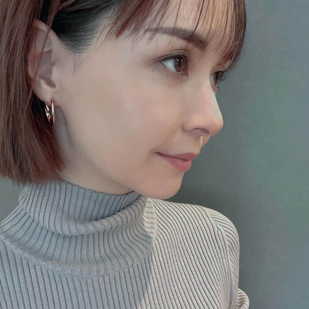 乙黒えりのインスタグラム：「先日ヘアメイクさんにまつ毛のカールと状態がめちゃいい感じだけど、なにしてるの？って聞かれました。 @felicidad.jiyugaoka に通い始めてから 本当に痛みにくくなったし、着々とまつ毛が健康になっていってるのがわかる。今回は韓国🇰🇷で流行ってるパッチリ系のCカールまつ毛にしていただきました。 しかも上下まつ毛のカールがとってもきれいに仕上がってメイクもすごく楽👁️💄  産後ずっと少なかったまつ毛もだんだん増えてきて人並みになってきて嬉しい✨年齢と共に減っていかないように丁寧にケアします☺️  眉毛もきれいに毛流れを作ってもらったのでシュッと目元整いました‼️  #まつ毛#まつ毛パーマ#自由が丘 #フェリシダ自由が丘#アイラッシュリフト#ブロウラミレーション#pr#eyelush#eyebrow#felicidad」