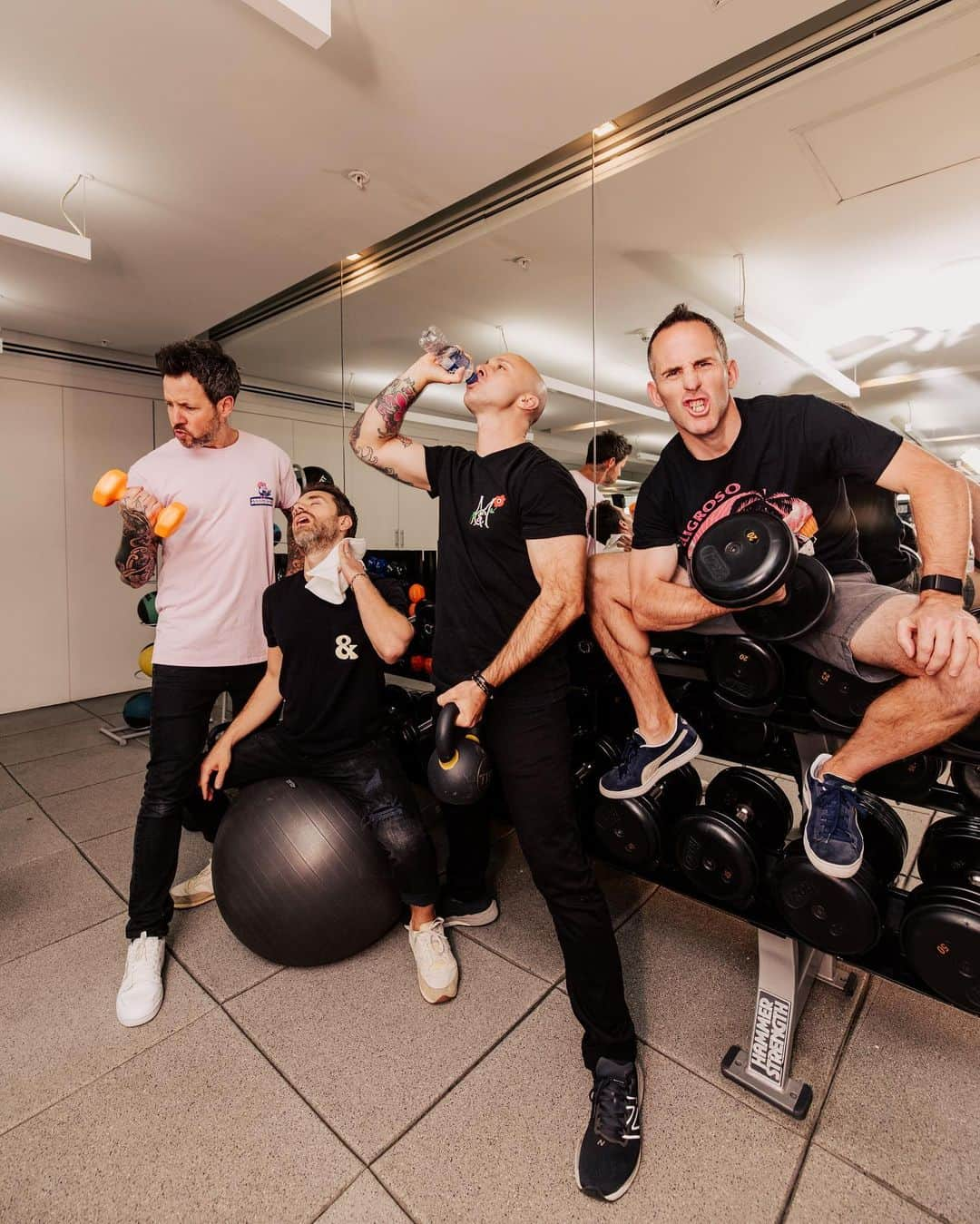 Simple Planのインスタグラム：「Vegas! We're here and we're getting pumped up for our first @whenwewereyoungfest show tonight! 💪👊🤘   See you at the Ghost Stage at 6:45pm!   Who's gonna be there with us? 🙋‍♂️🙋‍♀️  📸 @annaleemedia」