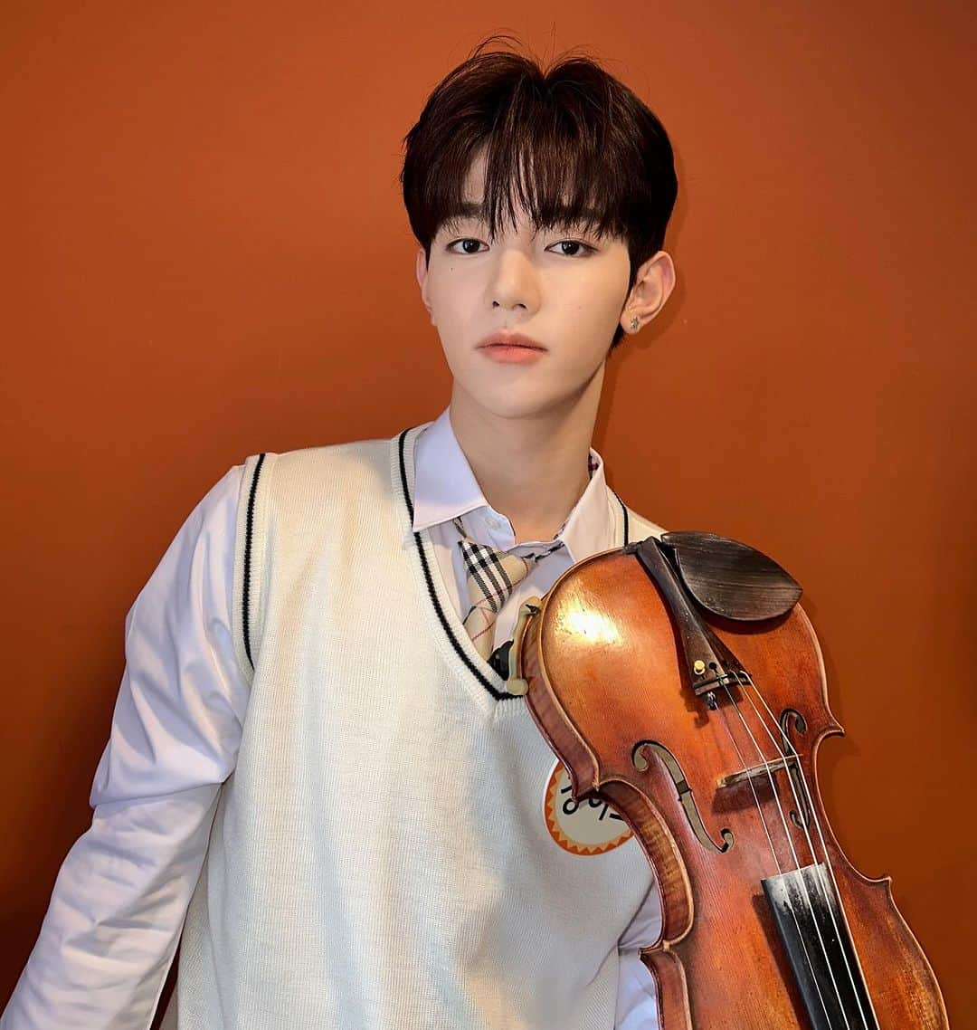 ZEROBASEONEさんのインスタグラム写真 - (ZEROBASEONEInstagram)「🎻  #ZEROBASEONE #ZB1 #제로베이스원 #ZHANGHAO #SEOKMATTHEW #장하오 #석매튜 #아는형님」10月21日 23時00分 - zb1official