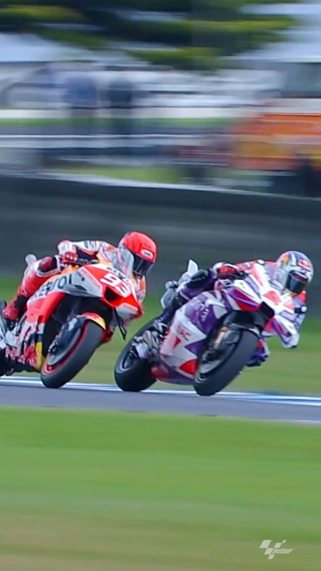 のインスタグラム：「Swapping paint as they kept overtaking each other ⚔️ Fantastic moves by @johannzarco and @marcmarquez93 👏  #AustralianGP 🇦🇺 #MotoGP #JZ5 #MM93 #Motosport #Motorcycle #Racing」