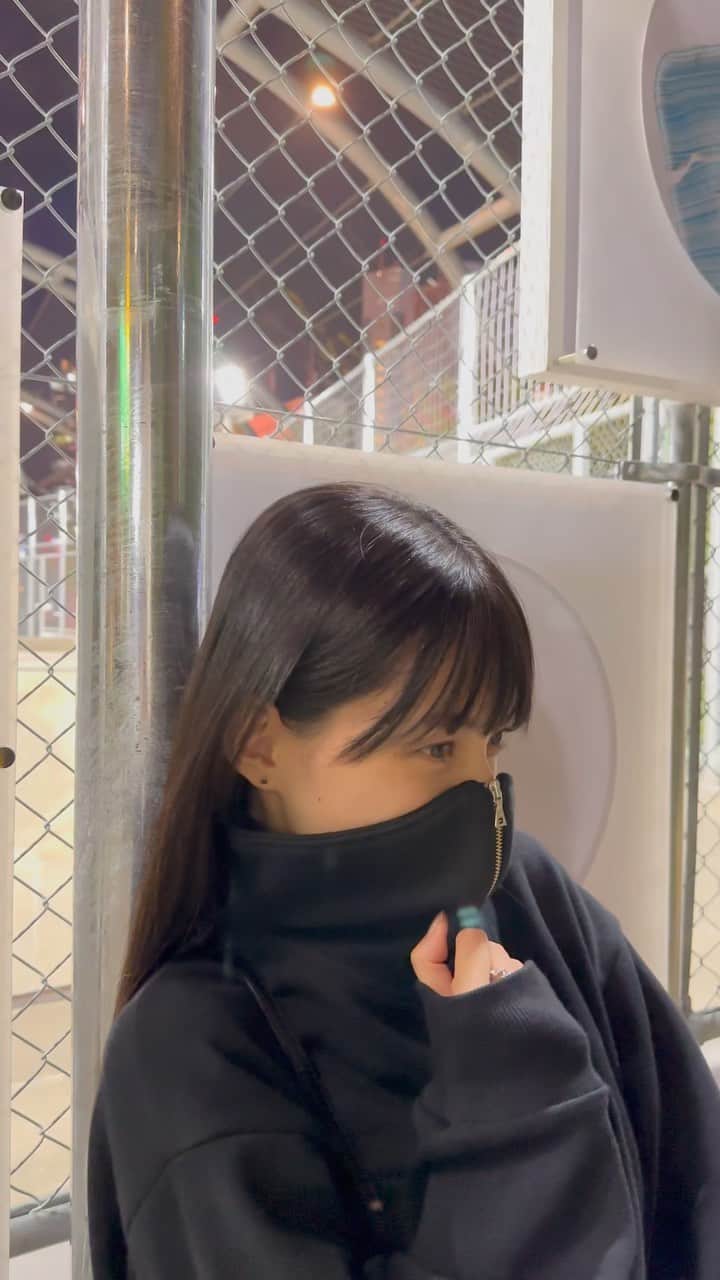 中澤瞳のインスタグラム：「口元もすっぽり埋まる服好きです 冬は首と口元隠しがちです」