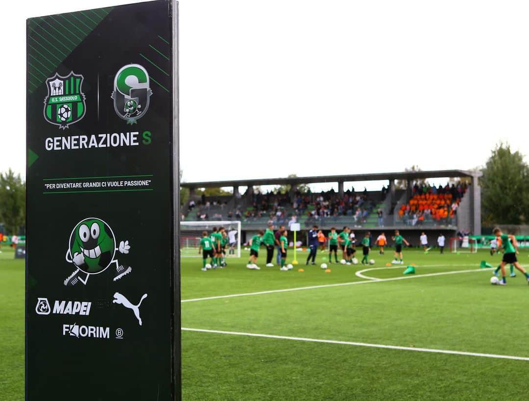 USサッスオーロ・カルチョのインスタグラム：「I bambini delle affiliate del Sassuolo Calcio sul campo del Mapei Football Center per la festa del progetto #GenerazioneS! 🥳🥰  #ForzaSasol 🖤💚」