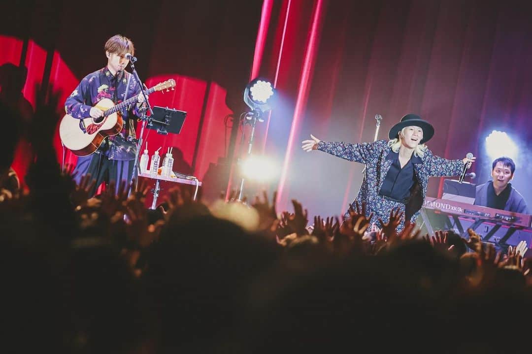 山田義孝のインスタグラム：「🔥🔥🔥 吉田山田デビュー14周年記念ライブ 『14祭』 これまでリリースしてきたシングルの カップリング曲を全曲唄いました。 好きだけどライブで唄う機会の少なかった曲達。 唄いながらこれまでの思い出が溢れて止まらなかった。 本当に良い巡り合いを経て今があります。 明日からデビュー15年目突入です。 最高の景色を見たい。 そして君に見せたい。 恩返しはやっぱり音楽でしたい。 沢山してきた準備をこの15周年に 爆発させます✌︎ 15年目もどうぞよろしく🔥 #吉田山田14周年記念ライブ #14祭 #天才キーボード #ハタップにも感謝  写真　白石達也 @t_s_p_1988」