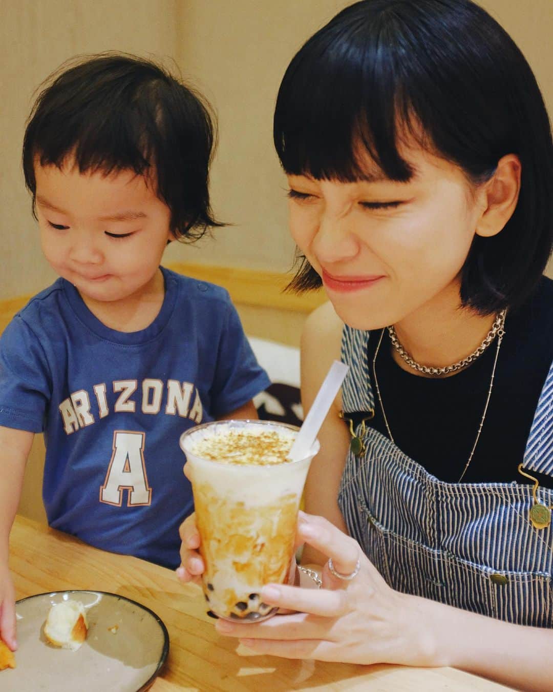 る鹿さんのインスタグラム写真 - (る鹿Instagram)「そいえば 誕生日の日🎂 息子と おいしい台湾料理食べに行ったな 初めて自分の子供連れて一緒に誕生日過ごせたなー いつもより不思議な感じもするけどわりとすーごい普通に一番普通の幸せを気ついた 毎日いっぱい癒やしてくれてー☺️ありがと おいら達これからも一緒に仲良く成長しようね🫶🏻✨ #20230928」10月21日 23時12分 - luluxinggg
