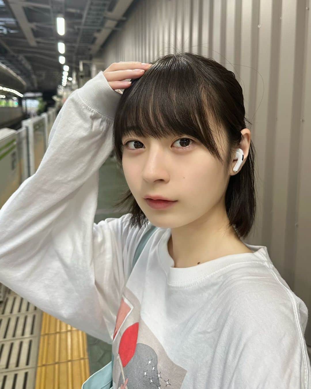 比嘉ゆめののインスタグラム：「こんばんは！今日もおつかれさま！  昨日のゆめの〜！ 実はすっぴんでして顔がめちゃくちゃ薄いのですが、、いつもと顔違くない？ってなったらすみません…  昨日はボイトレいったんだけど やっぱ歌うのめちゃくちゃたのしいし、 パレパレの歌を褒められるのは嬉しいです！✨  歌詞もいいんだよな〜  そろそろパレパレの曲全部終わりそうなので パレパレの曲以外でなんの曲みてもらうか迷ってる！  あと話変わるんだけど 最近ずっと無くしてた保険証が見つかって よく今までなくて生きてられたなって自分が好きになったよ！  あと最近また肩が凝ってきて ほんとすぐ肩凝るから 整体かマッサージいきたいな〜ってなってる！ ヘッドスパもいきたいー！  みんなの最近の話も聞かせてー！🌟」