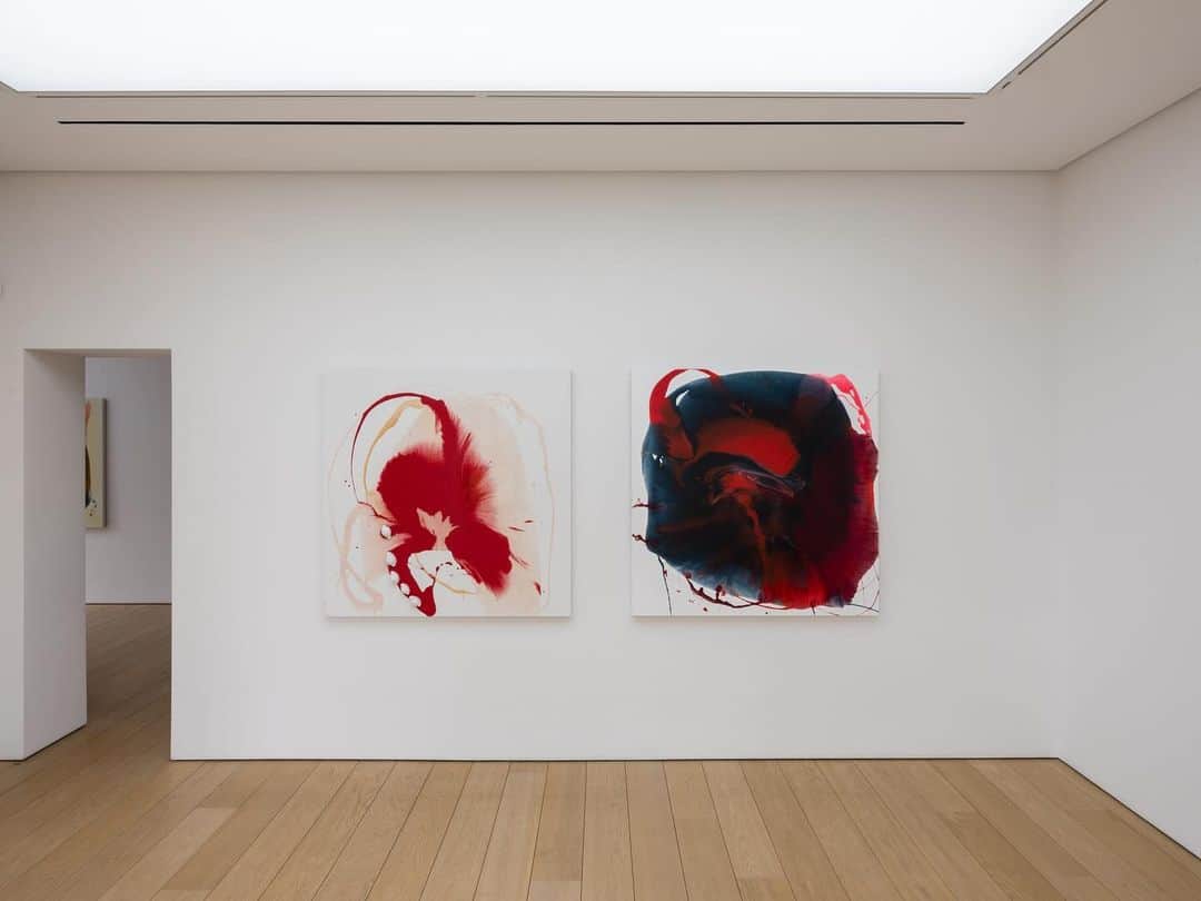 のインスタグラム：「An exhibition of paintings by Helen Marden (@goldenrock), titled "Agape/Αγάπη," closes today, October 21, at Gagosian, Athens.   Defying the lingering conception that color is a frivolous or secondary concern for artists—women artists in particular—Marden’s daring palette is central to her work. Her vivid compositions are linked by flowing skeins, their sinuous overlapping shapes defined by both clear contours and delicately feathered edges. Incorporated within the surface of selected paintings are objects such as feathers, shells, twigs, and pieces of sea glass—elements from nature that are fragile and tough, vital and transformative. Follow the link in our bio to learn more.  ___________ #HelenMarden #Gagosian Installation views, "Helen Marden: Agape/Αγάπη," Gagosian, Athens, September 21–October 21, 2023. Artwork © Helen Marden/Artists Rights Society (ARS), New York. Photos: Stathis Mamalakis (@stathis.mamalakis)」