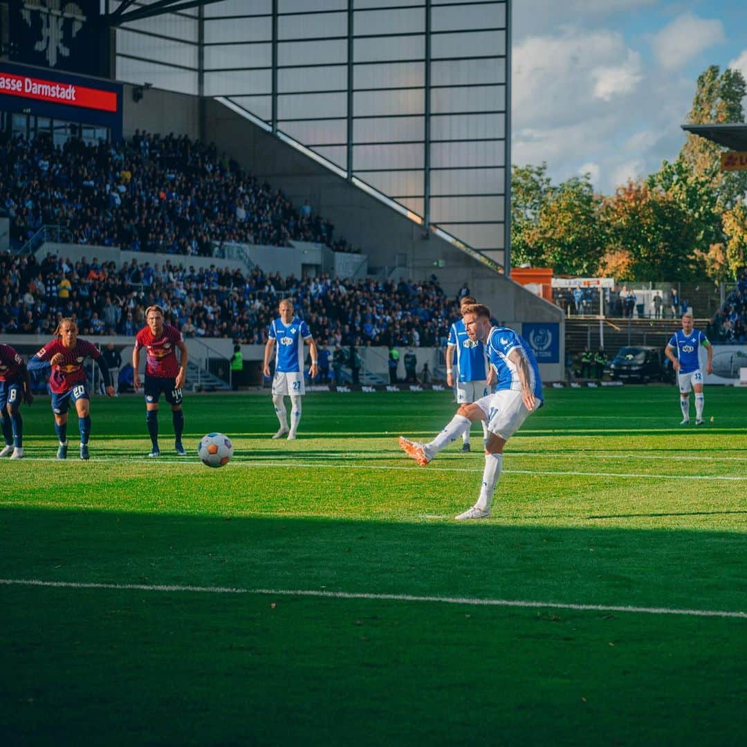 SVダルムシュタット98のインスタグラム：「Sicher vom Punkt! Anschlusstreffer von @tobiaskempe11: Ball ausm Tor und weiter geht’s! 👊🏻⚜️ #sv98 #Lilien #Darmstadt #Bundesliga」