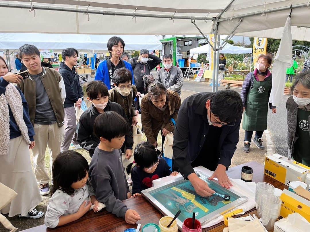 宮田麺児のインスタグラム：「綾部バラ園 シルクスクリーンイベント  みなさん ありがとうございます  #アート #シルクスクリーン」