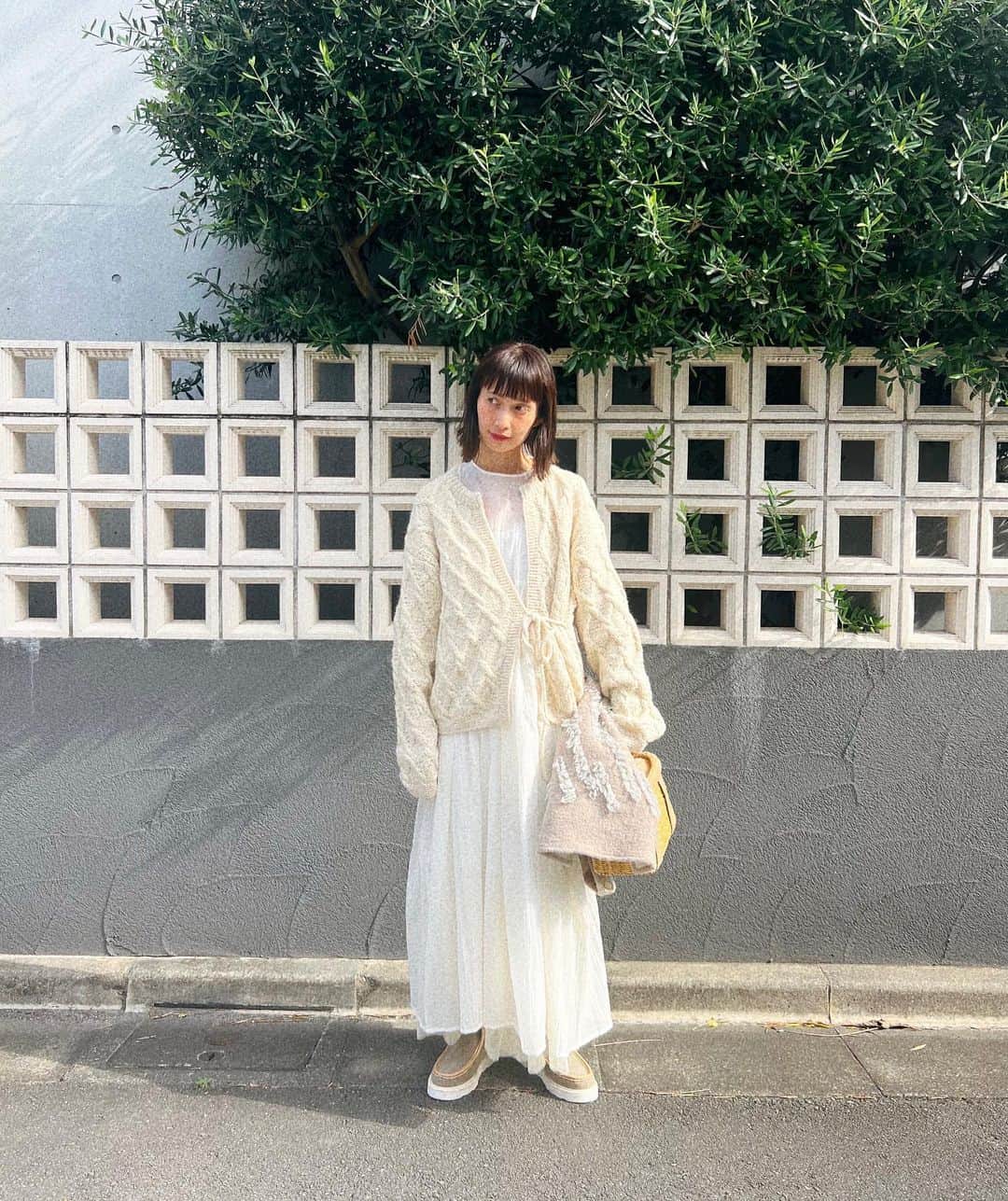 kazumiのインスタグラム：「本日のコラボコーデはホワイト🤍🩶 @heriter_official のワンピ @studioclip ×kazumiコラボモカシンショートブーツ @crahug.official × @pols_pols ×kazumiコラボストール  寒くなってくるとホワイトコーデがしたくなる⛄️ リンネルの北欧特集にひっぱられて めちゃめちゃ似てるコーデに🤣 あの時のカーディガンは色違いの水色をゲット🩵 #heriter#studioclip#kazumiコラボ#kazumi#crahug#pols#outfit#ストール#wear#コーデ」