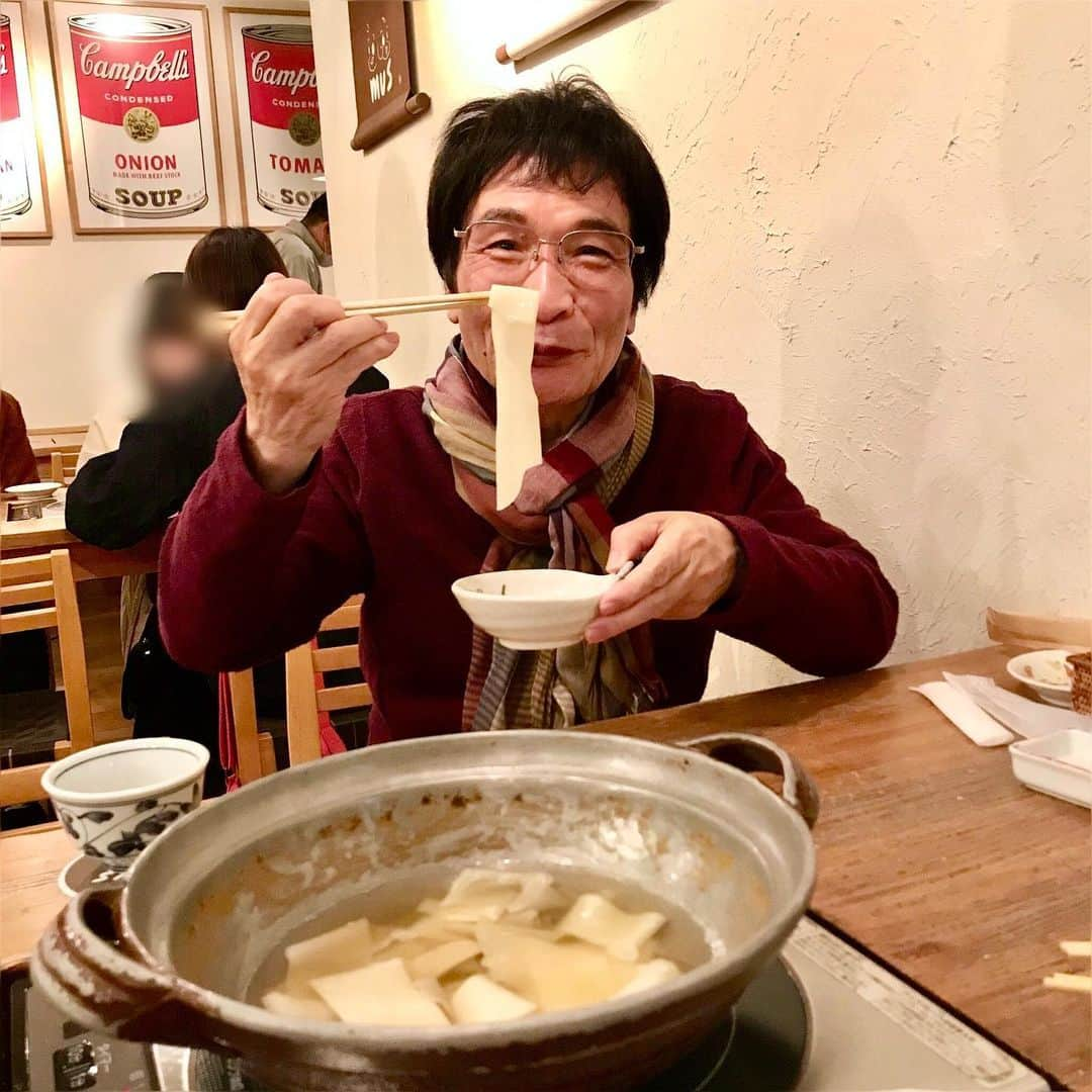 尾木直樹のインスタグラム：「寒いので､夕食は鍋料理！！ 豚温野菜の後のペラペラうどんが珍しいし、美味しかったですよ♪♪薄い紙みたい。みなさんは食べたことあるかしら？ 体温まったよ^ - ^きんぴらも美味しい。 ｰ #鍋料理#温野菜#きんぴらごぼう #温まる食べ物 #ペラペラうどん #珍しい#尾木ママ」