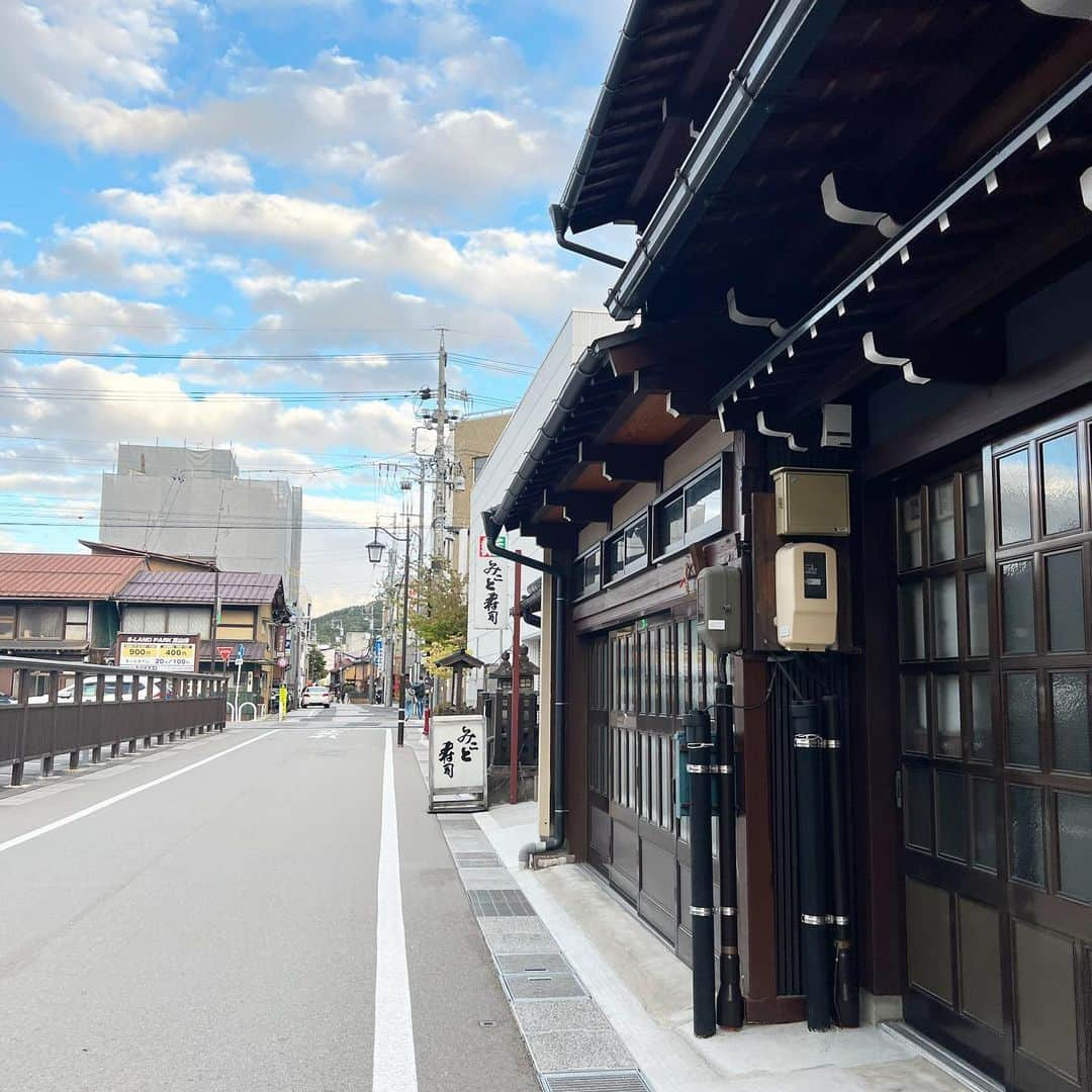 筧沙奈恵さんのインスタグラム写真 - (筧沙奈恵Instagram)「飛騨高山 ・ 親戚の集まりで岐阜県の飛騨高山に来ています😌 ・ 5年ぶりくらいの高山。風情あふれる古い町並みをお散歩♡ ・ 外国人の方がたくさんいて、すごく賑わっていました😍 ・ 旅の思い出に、お箸屋さんで見つけた可愛い箸置きを購入しました🥢 ・ 夜の紅葉のライトアップ、キレイだった🍁 ・ #飛騨高山　#古い町並み　#岐阜県　#高山観光 #岐阜観光」10月21日 23時09分 - sanaekakei