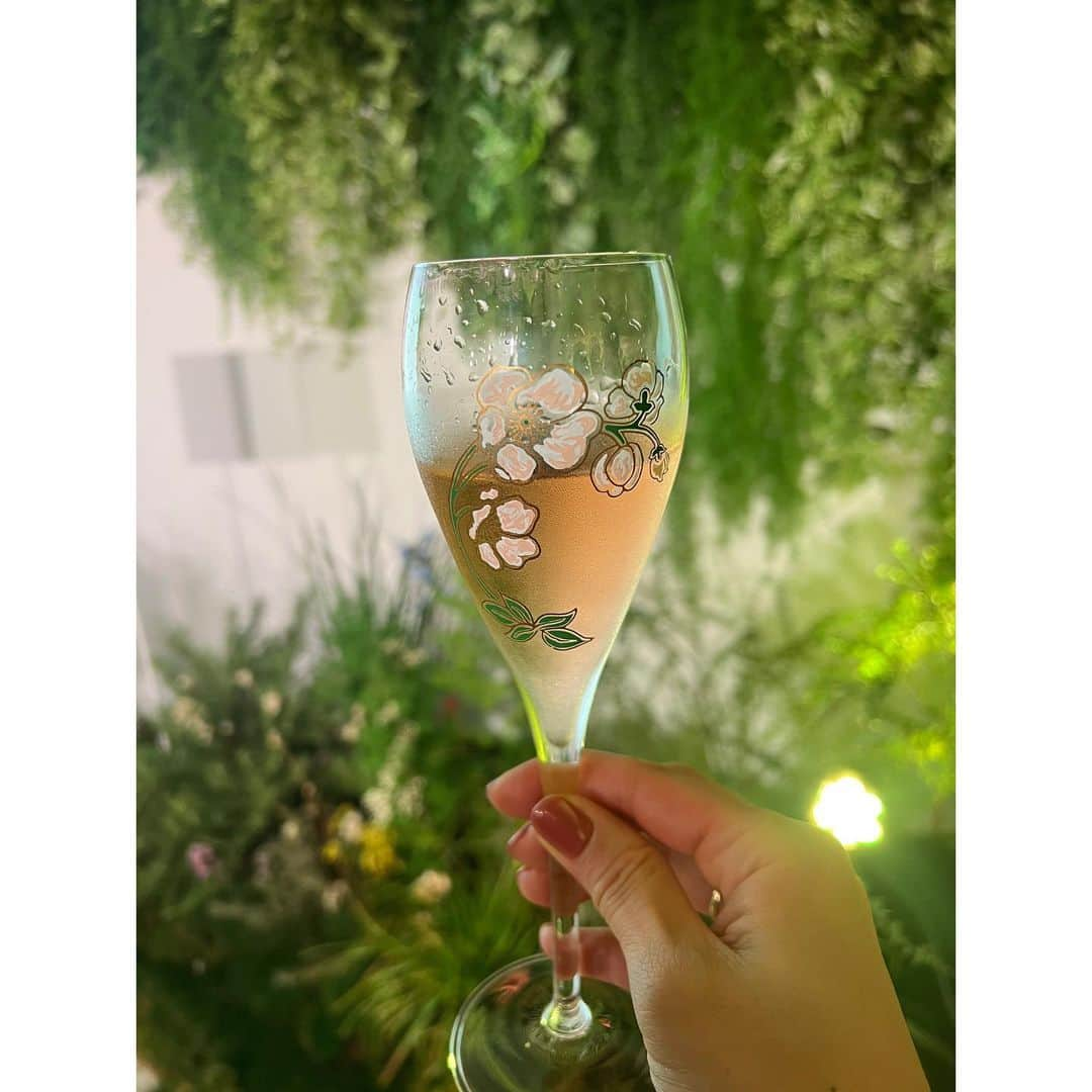 秋本祐希さんのインスタグラム写真 - (秋本祐希Instagram)「Perrier-Jouët  シャンパンとアートを心ゆくまで愉しめるPOP-UP 「THE HOUSE OF WONDER by Perrier-Jouët」 ドレスコードのお花をどこかに纏ったゲストの方々と シャンパンの華やかさのコラボが素敵でした✨ 博子さん お誘いありがとう♡ #perrierjouet #ペリエジュエ #chanpagne  10月29日までWITH HARAJUKU にて🥂 私のお花は ジュエリーとトップスのレース🌼」10月21日 23時21分 - ayuuki0908