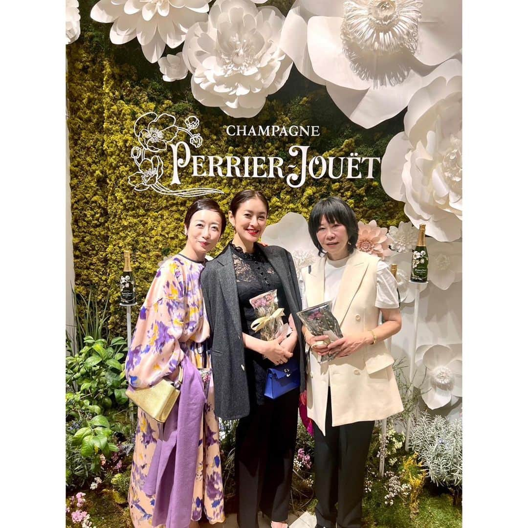 秋本祐希のインスタグラム：「Perrier-Jouët  シャンパンとアートを心ゆくまで愉しめるPOP-UP 「THE HOUSE OF WONDER by Perrier-Jouët」 ドレスコードのお花をどこかに纏ったゲストの方々と シャンパンの華やかさのコラボが素敵でした✨ 博子さん お誘いありがとう♡ #perrierjouet #ペリエジュエ #chanpagne  10月29日までWITH HARAJUKU にて🥂 私のお花は ジュエリーとトップスのレース🌼」