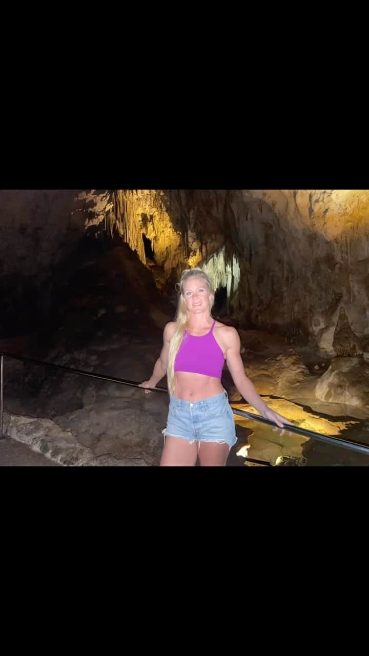 ホリー・ホルムのインスタグラム：「I was in Carlsbad, NM for an event and had time to stop by the Caverns. I remember going here when I was young but I have a different appreciation for it as an adult. God’s creation is truly amazing. 🙂」