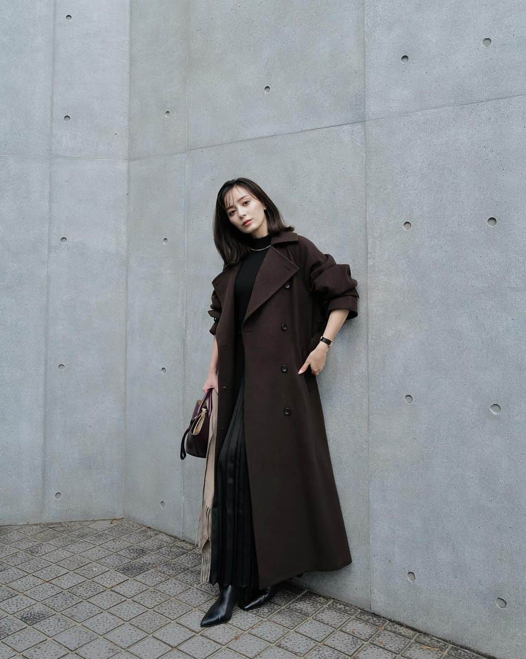 中村麻美さんのインスタグラム写真 - (中村麻美Instagram)「Wool trench coat 🤎 ⁡ 毎年大人気のこちらのコート。  日本の毛織物産地である尾州地区の ウール100%素材を使用し、 軽さと暖かさを併せ持つ一枚に仕上げました。  そして今年のA/W collectionでは @thewoolmarkcompany @thewoolmarkcompanyjp  と協業し、「ウールマーク品質認証」を取得した高いクオリティと機能性を持ったアイテムを展開しています。 こちらのコートもそのうちの一つ✨  カラーも全てオリジナルカラーで 生地を染めて、、今年はなんと7色展開。 毎年一番人気なのはこちらのシックなBrown☺️  どんなコーディネートにも合わせやすく、着回し力抜群のコートです。  前を開けてさらっと羽織ったり、 ベルトをキュッと締めてウエストマークしたり、 首元を上まで閉めたり。 着方によって雰囲気が変わるのも楽しめるポイント💡  【発売日】 web : 10/23(mon) 12:00~ store : 10/28(sat)  〈名古屋高島屋店のみ 10/27(fri)〉 ⁡ #anuans #anuans_2023aw」10月21日 23時18分 - asami_nakamura_