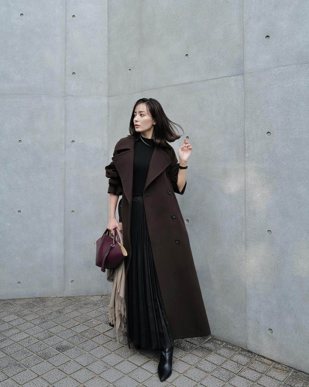 中村麻美さんのインスタグラム写真 - (中村麻美Instagram)「Wool trench coat 🤎 ⁡ 毎年大人気のこちらのコート。  日本の毛織物産地である尾州地区の ウール100%素材を使用し、 軽さと暖かさを併せ持つ一枚に仕上げました。  そして今年のA/W collectionでは @thewoolmarkcompany @thewoolmarkcompanyjp  と協業し、「ウールマーク品質認証」を取得した高いクオリティと機能性を持ったアイテムを展開しています。 こちらのコートもそのうちの一つ✨  カラーも全てオリジナルカラーで 生地を染めて、、今年はなんと7色展開。 毎年一番人気なのはこちらのシックなBrown☺️  どんなコーディネートにも合わせやすく、着回し力抜群のコートです。  前を開けてさらっと羽織ったり、 ベルトをキュッと締めてウエストマークしたり、 首元を上まで閉めたり。 着方によって雰囲気が変わるのも楽しめるポイント💡  【発売日】 web : 10/23(mon) 12:00~ store : 10/28(sat)  〈名古屋高島屋店のみ 10/27(fri)〉 ⁡ #anuans #anuans_2023aw」10月21日 23時18分 - asami_nakamura_