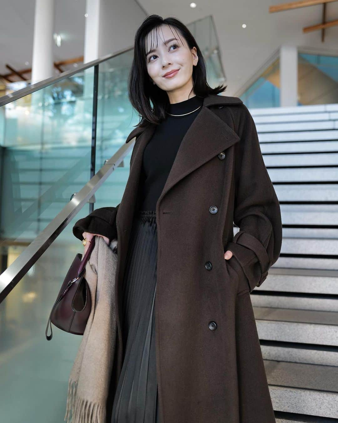 中村麻美さんのインスタグラム写真 - (中村麻美Instagram)「Wool trench coat 🤎 ⁡ 毎年大人気のこちらのコート。  日本の毛織物産地である尾州地区の ウール100%素材を使用し、 軽さと暖かさを併せ持つ一枚に仕上げました。  そして今年のA/W collectionでは @thewoolmarkcompany @thewoolmarkcompanyjp  と協業し、「ウールマーク品質認証」を取得した高いクオリティと機能性を持ったアイテムを展開しています。 こちらのコートもそのうちの一つ✨  カラーも全てオリジナルカラーで 生地を染めて、、今年はなんと7色展開。 毎年一番人気なのはこちらのシックなBrown☺️  どんなコーディネートにも合わせやすく、着回し力抜群のコートです。  前を開けてさらっと羽織ったり、 ベルトをキュッと締めてウエストマークしたり、 首元を上まで閉めたり。 着方によって雰囲気が変わるのも楽しめるポイント💡  【発売日】 web : 10/23(mon) 12:00~ store : 10/28(sat)  〈名古屋高島屋店のみ 10/27(fri)〉 ⁡ #anuans #anuans_2023aw」10月21日 23時18分 - asami_nakamura_