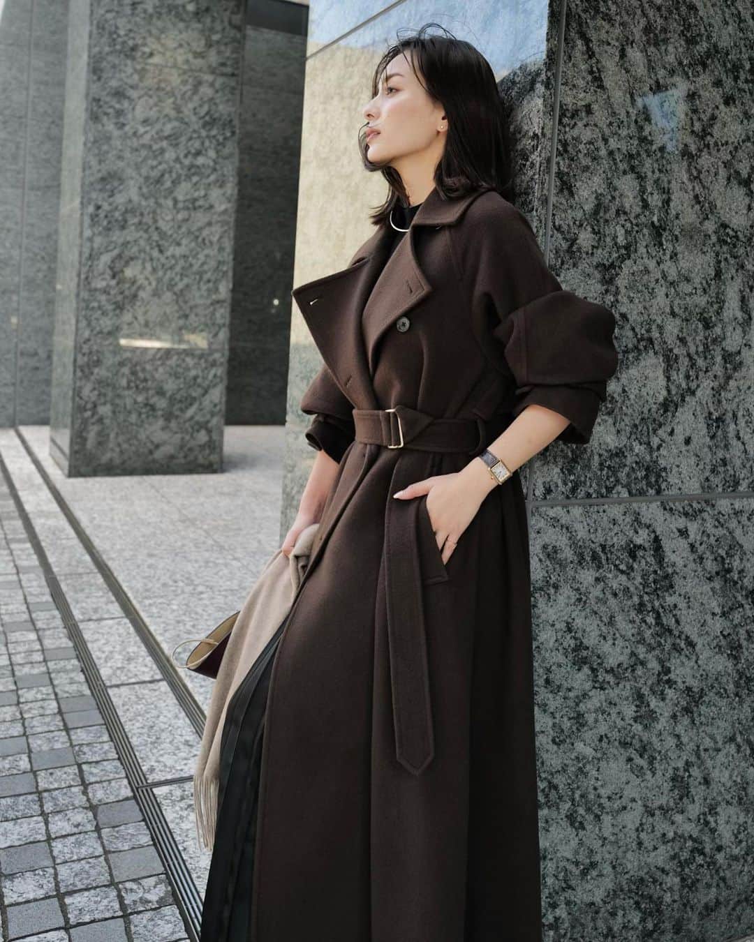 中村麻美のインスタグラム：「Wool trench coat 🤎 ⁡ 毎年大人気のこちらのコート。  日本の毛織物産地である尾州地区の ウール100%素材を使用し、 軽さと暖かさを併せ持つ一枚に仕上げました。  そして今年のA/W collectionでは @thewoolmarkcompany @thewoolmarkcompanyjp  と協業し、「ウールマーク品質認証」を取得した高いクオリティと機能性を持ったアイテムを展開しています。 こちらのコートもそのうちの一つ✨  カラーも全てオリジナルカラーで 生地を染めて、、今年はなんと7色展開。 毎年一番人気なのはこちらのシックなBrown☺️  どんなコーディネートにも合わせやすく、着回し力抜群のコートです。  前を開けてさらっと羽織ったり、 ベルトをキュッと締めてウエストマークしたり、 首元を上まで閉めたり。 着方によって雰囲気が変わるのも楽しめるポイント💡  【発売日】 web : 10/23(mon) 12:00~ store : 10/28(sat)  〈名古屋高島屋店のみ 10/27(fri)〉 ⁡ #anuans #anuans_2023aw」