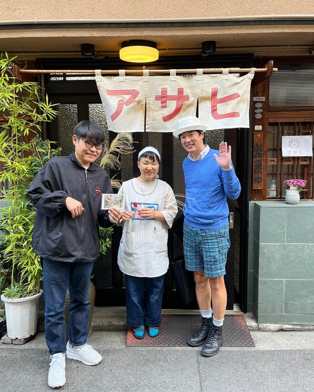 カジヒデキさんのインスタグラム写真 - (カジヒデキInstagram)「今日は26年ぶり、人生2回目の松山✨❄️お昼前に到着しまずは腹ごしらえ。ランチで頂いたアサヒさんの鍋焼うどん、最高に美味しかったです！！創業1947年の老舗。お店の雰囲気や店員さんの対応も最高で、松山のソウルフードに魅せられました🌈  #松山 #26年ぶり #アサヒ #鍋焼うどん #松田チャーベ岳二  #カジヒデキ #ことりさんにも行きたかった」10月21日 23時18分 - hideki_kaji