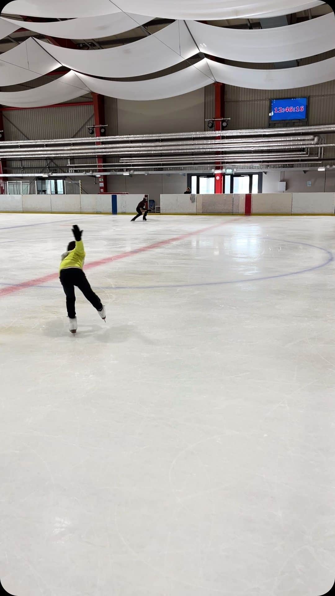 ケルシュティン・フランクのインスタグラム：「Love to see the „little ones“ working so hard on their spins, trying to catch up with their older team mates 😍 • • • #workinghard #alwayslearningsomethingnew #proudcoach #keepitup #goodjob #figureskating #figureskatingcoach #lovemyjob」