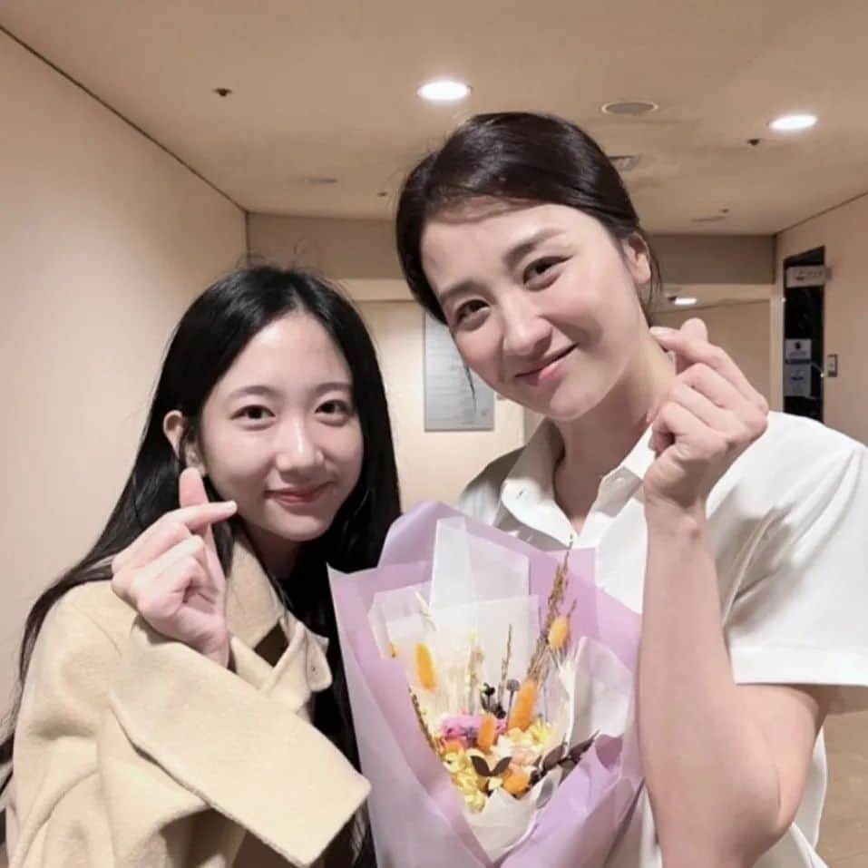 イ・チェミのインスタグラム：「#바닷마을다이어리  네자매의 아름답고 따뜻한 이야기로 마음이 촉촉해졌던 두시간💕 하선엄마 넘 멋졌어요😍 #가을감성충만 #감성촉촉연극 #완전강추 👍👍」