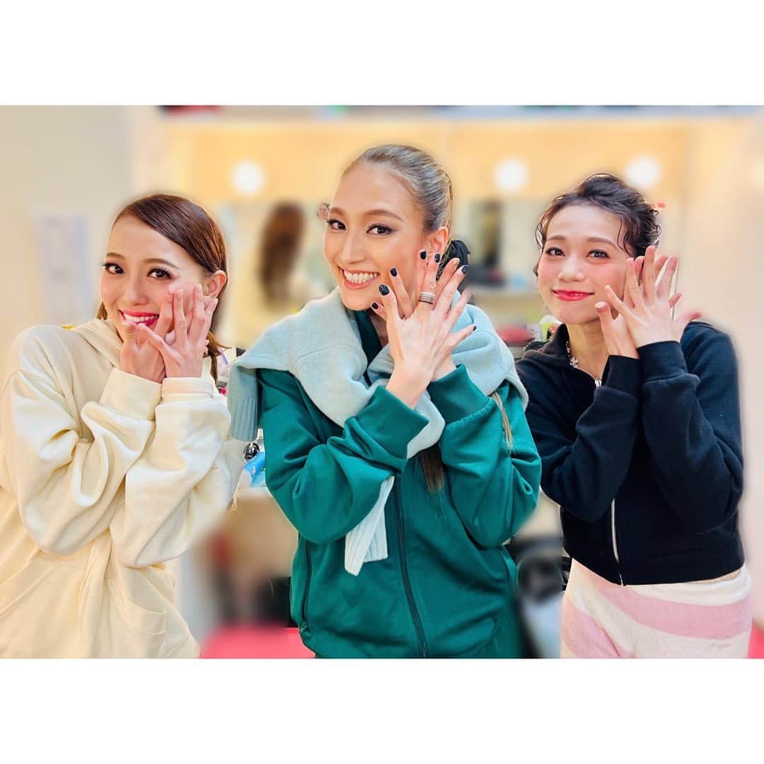 望海風斗のインスタグラム：「❄️ この3人が揃うのも今日のみでした😭 ひらめーーーーーーーー！ 今は希和ちゃんって呼ばれてるみたい （良かったね😆） #朝月希和 さん きっと緊張マックスだったと思います🥲 1人で頑張ったね。 お父さんのように袖から見守ってました👨 ⁡ ひらめは明日まで！ ⁡ ⁡ #GreatestDream #明日は13時ですって」