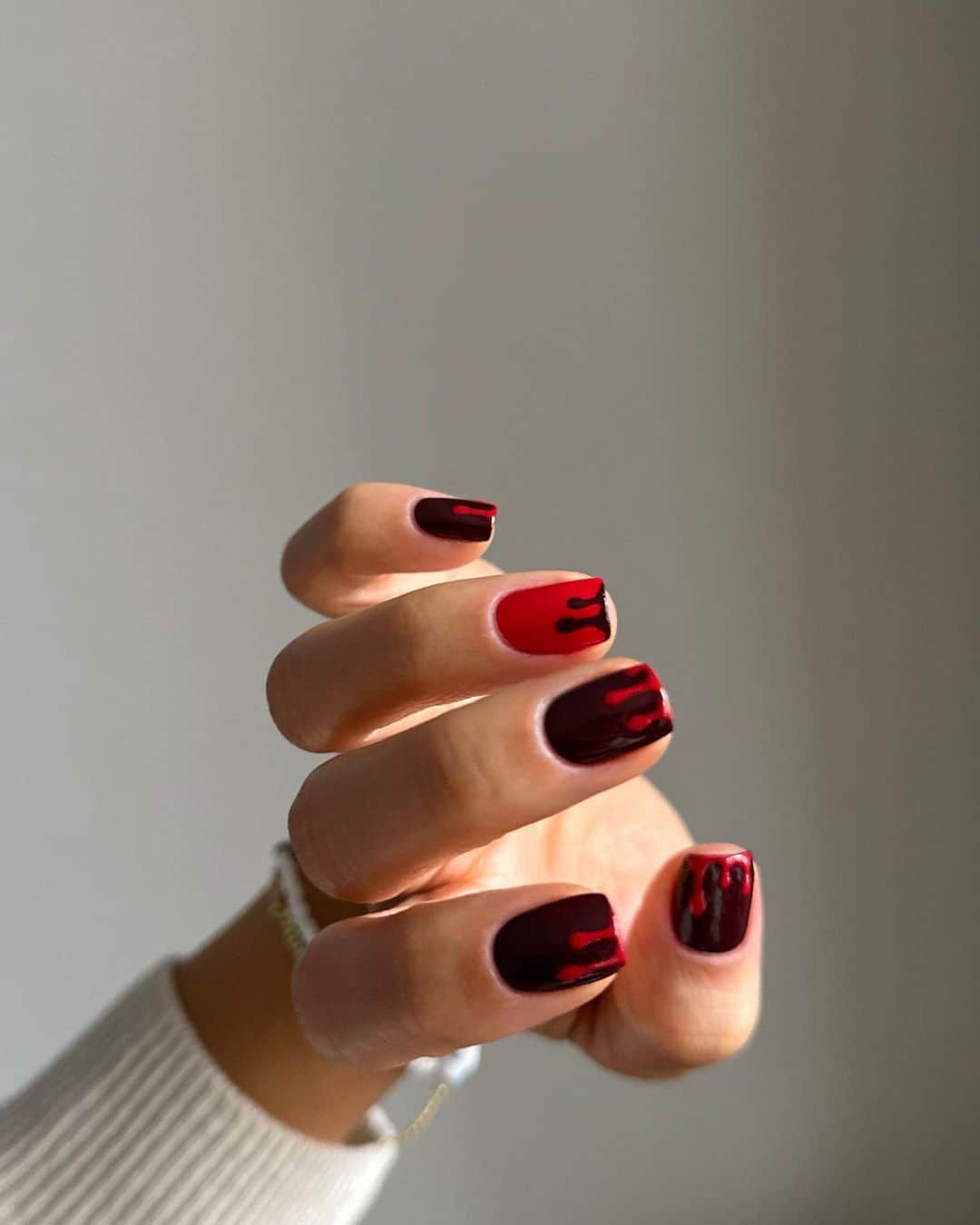 Cosmopolitanのインスタグラム：「Listen, non-tacky Halloween mani inspo isn't easy to find, which is why we rounded up the best Halloween nail ideas that are 100 percent fun and 0 percent cheese. Get ready to screenshot your faves at the link in bio. 👻  #rg @thehangedit」