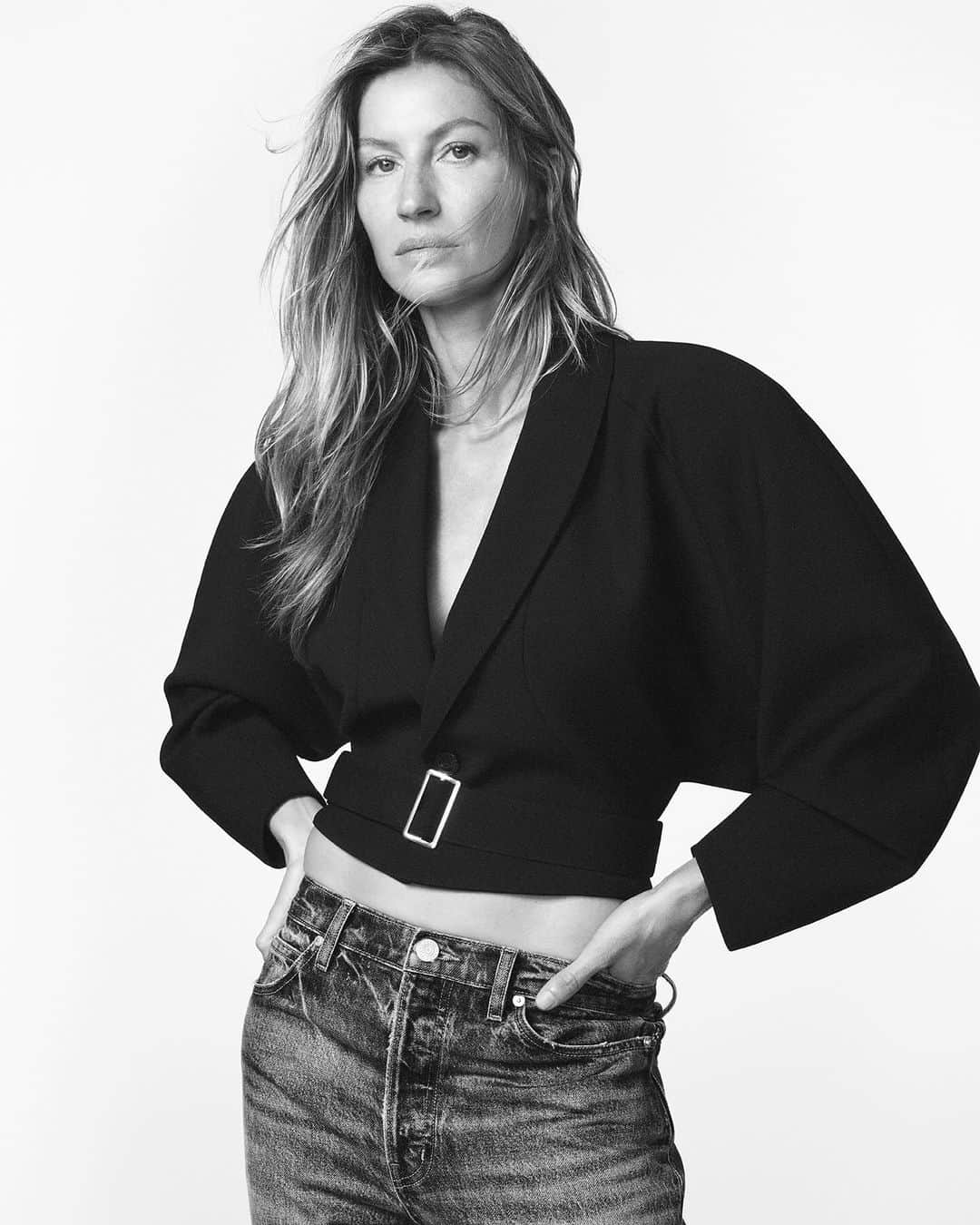 V Magazineさんのインスタグラム写真 - (V MagazineInstagram)「#ICYMI | @FRAME has launched its Winter 2023 collection featuring supermodel @Gisele as the face of the campaign, photographed by @davidsimsofficial.   The campaign tells a story of the three identities associated with the new FRAME woman: Los Angeles, the high-fashion side of the brand, California's relaxed lifestyle, and the Denim Icons campaign with denim as the focus with Giselle dazzling in the jeans. Head to the link in our bio to view the full campaign. — (📸: @davidsimsofficial / Courtesy of FRAME)」10月21日 23時23分 - vmagazine