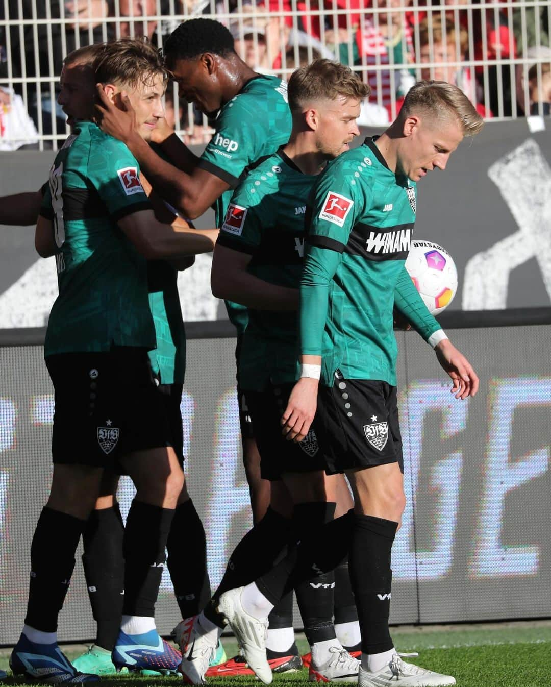 VfBシュトゥットガルトのインスタグラム：「⏸ Pause in Berlin. Der VfB geht mit einer knappen 1:0-Führung in die Halbzeit. @guirassy19off trifft (16.), wird aber nach knapp einer halben Stunde ausgewechselt. Grund dafür sind muskuläre Probleme im linken hinteren Oberschenkel.   #VfB #FCUVfB 0:1 (45‘) #bundesliga #matchday #auswärtsspiel #stuttgart #furchtlosundtreu #vfbstuttgart #vfbstuttgart1893 #VfBInsta」