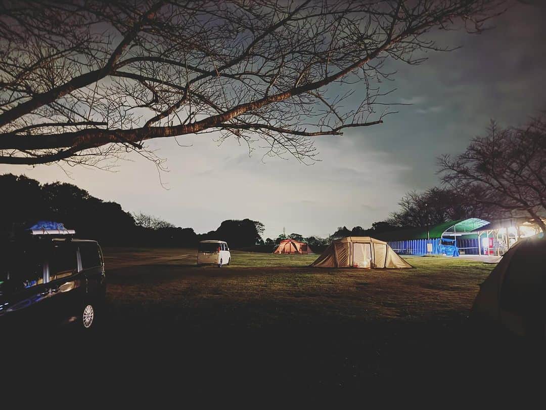 石川龍さんのインスタグラム写真 - (石川龍Instagram)「千葉の成田ゆめ牧場へ、結構久しぶりのキャンプでした。 ファミリーに人気のキャンプ場なのだけど、仕事お休みして金曜日にINしたこともあって、ほとんど人がいない中、めちゃめちゃ贅沢な静かな夜でした。最高。 焼き芋焼いて、起きたら隣の牧場で動物たち愛でて。 帰り道、成田から少し足を伸ばして銚子まで。 今川焼の名店「佐野屋」さんを何年かぶりに再訪。めちゃんこ美味しい。銚子がもっと近ければ月一で通うのに。みなさん、今川焼（大判焼）なら佐野家さんですよ。 お腹も心も満たされた良き週末でした。」10月21日 23時25分 - slow_night
